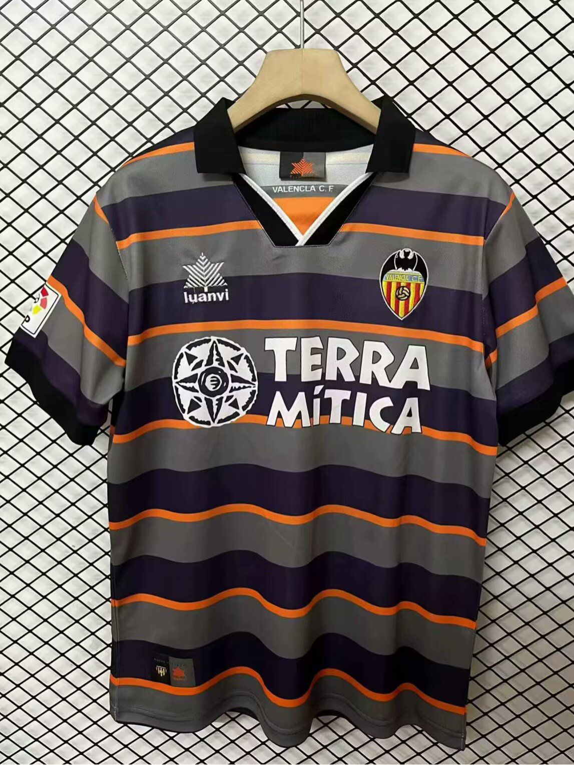 0287007440a5f1f805969eeb0537ee01.jpg 1999/2000 Valencia Away Football Shirt 1:1 Thai Quality - Image 1