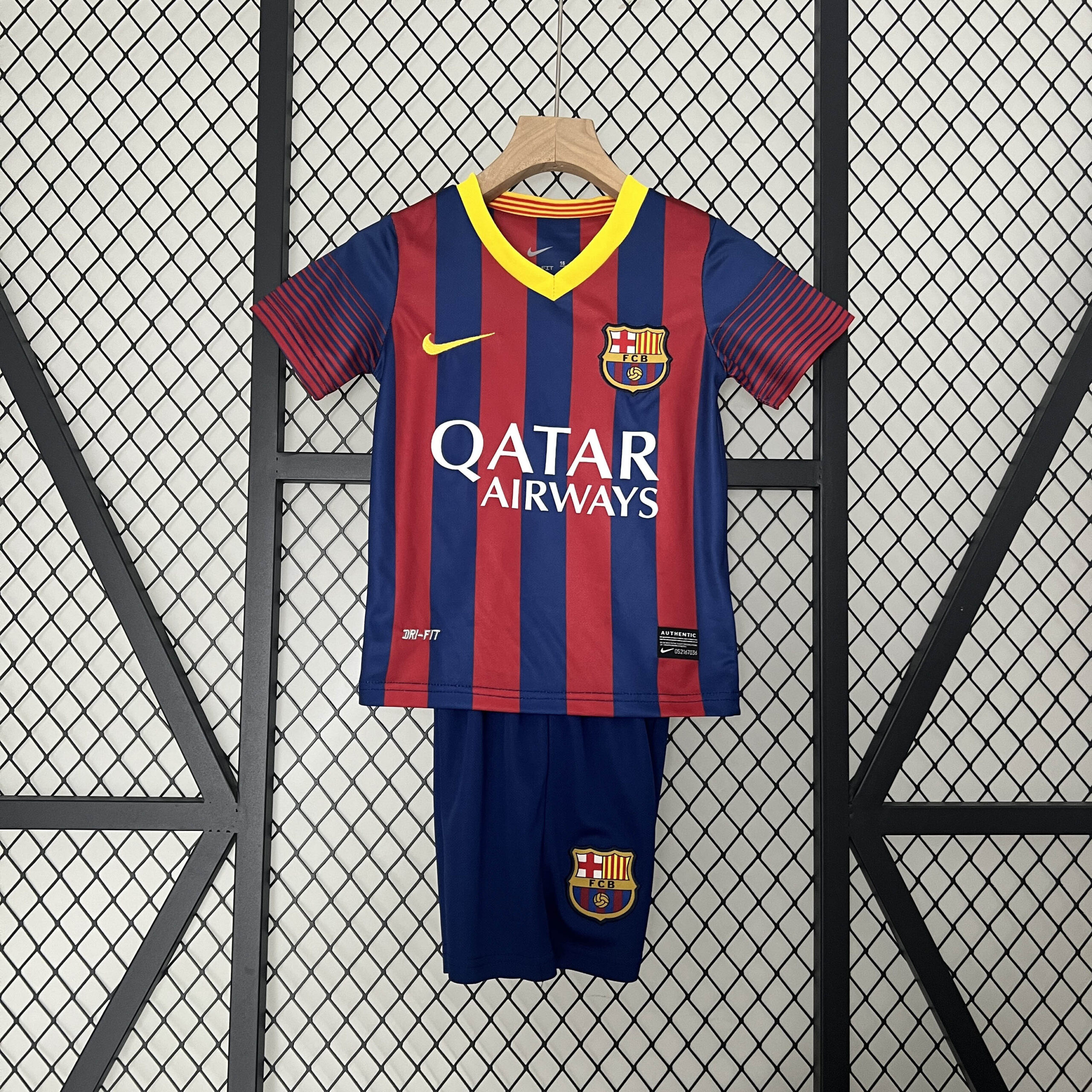 0462d083564112f00fd998778c5137ee.jpeg 2013/2014 Retro Barcelona Home Football Shirt Kids Size 1:1 Thai Quality - Image 1