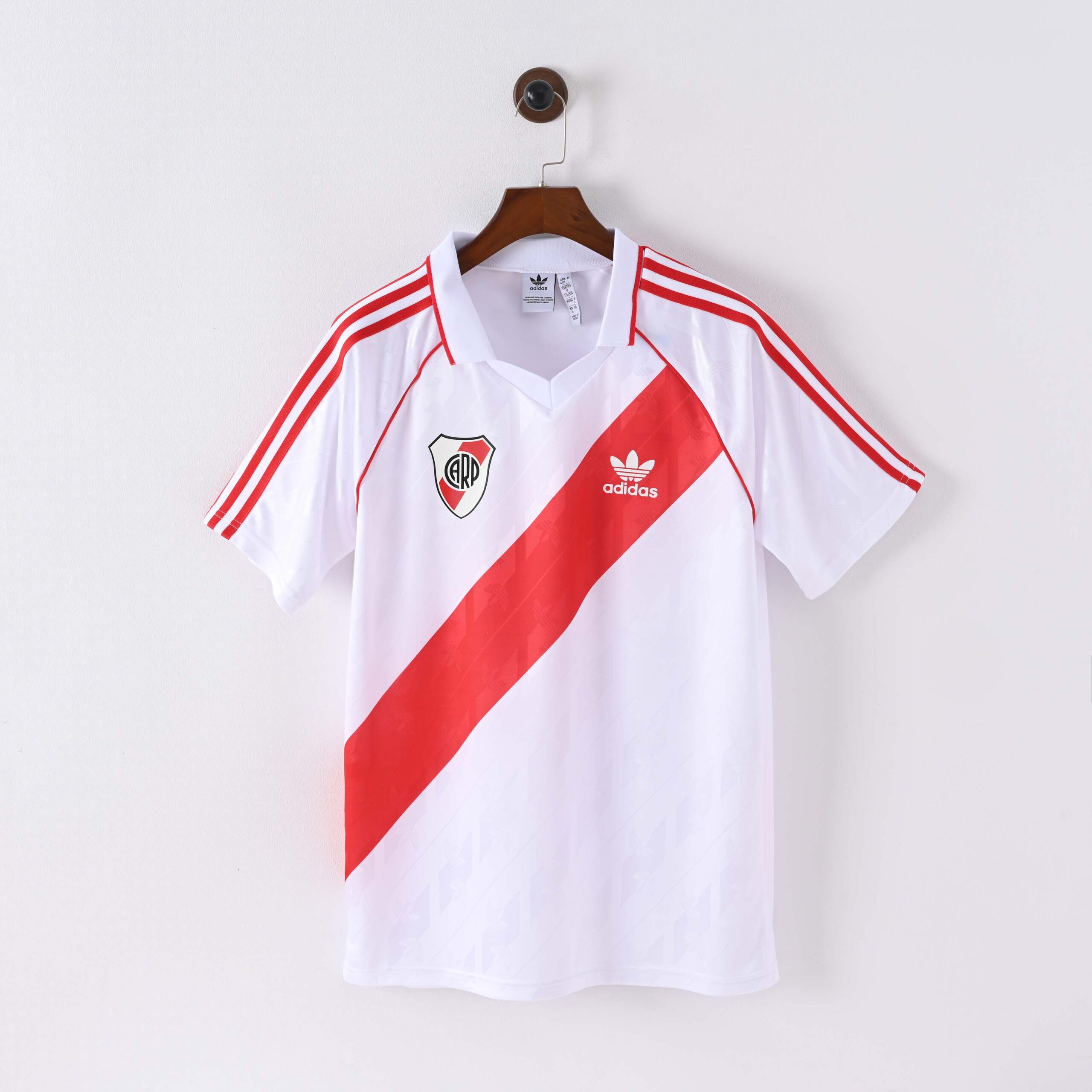 0819b5d6d2f12b1dd8ee20a10b64356c.jpg Retro River Plate Football Shirt 1:1 Thai Quality - Image 1