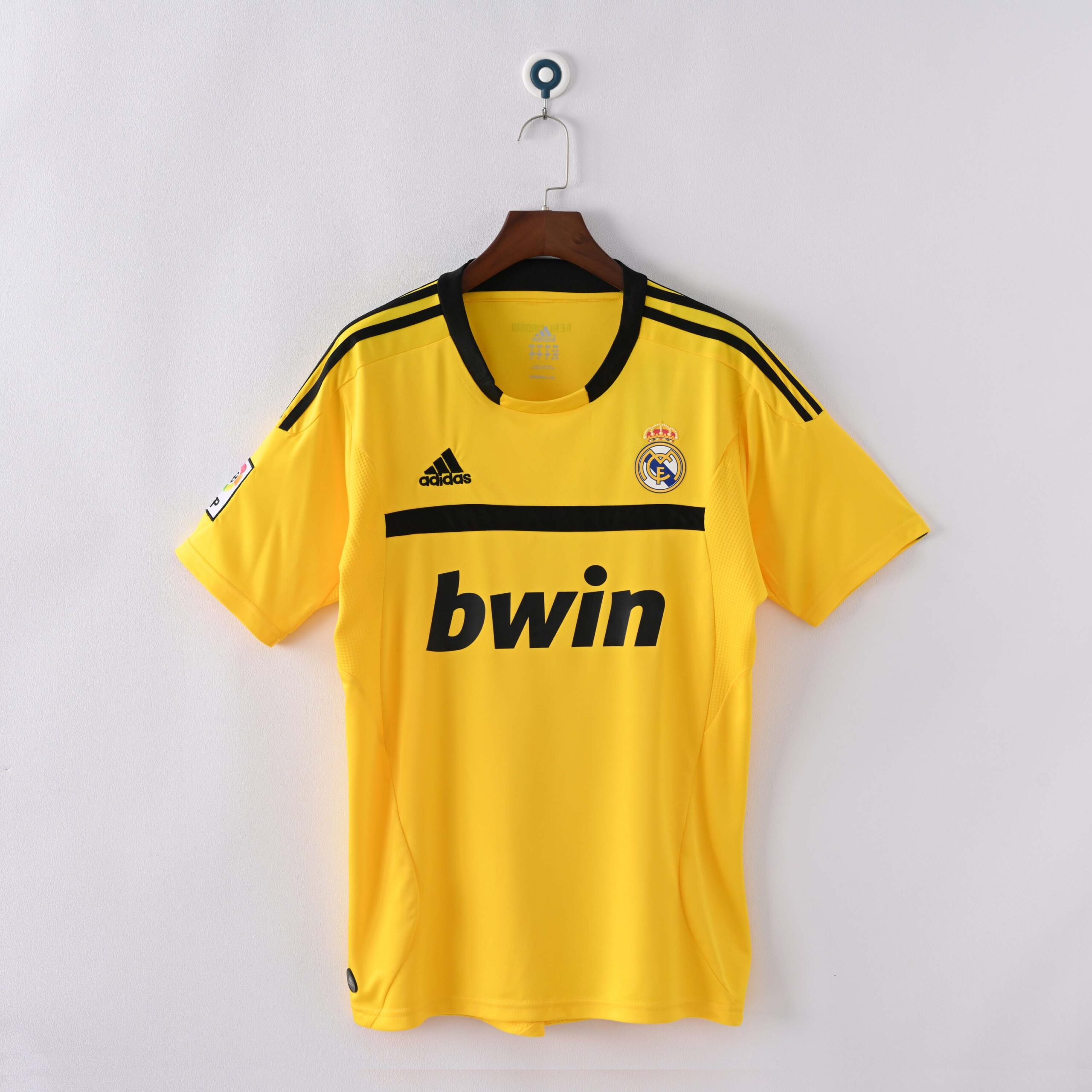 0f370e8f13bd13adf1e36c0509770c90.jpg 2011/2012 Retro Real Madrid Goalkeeper Football Shirt 1:1 Thai Quality - Image 1