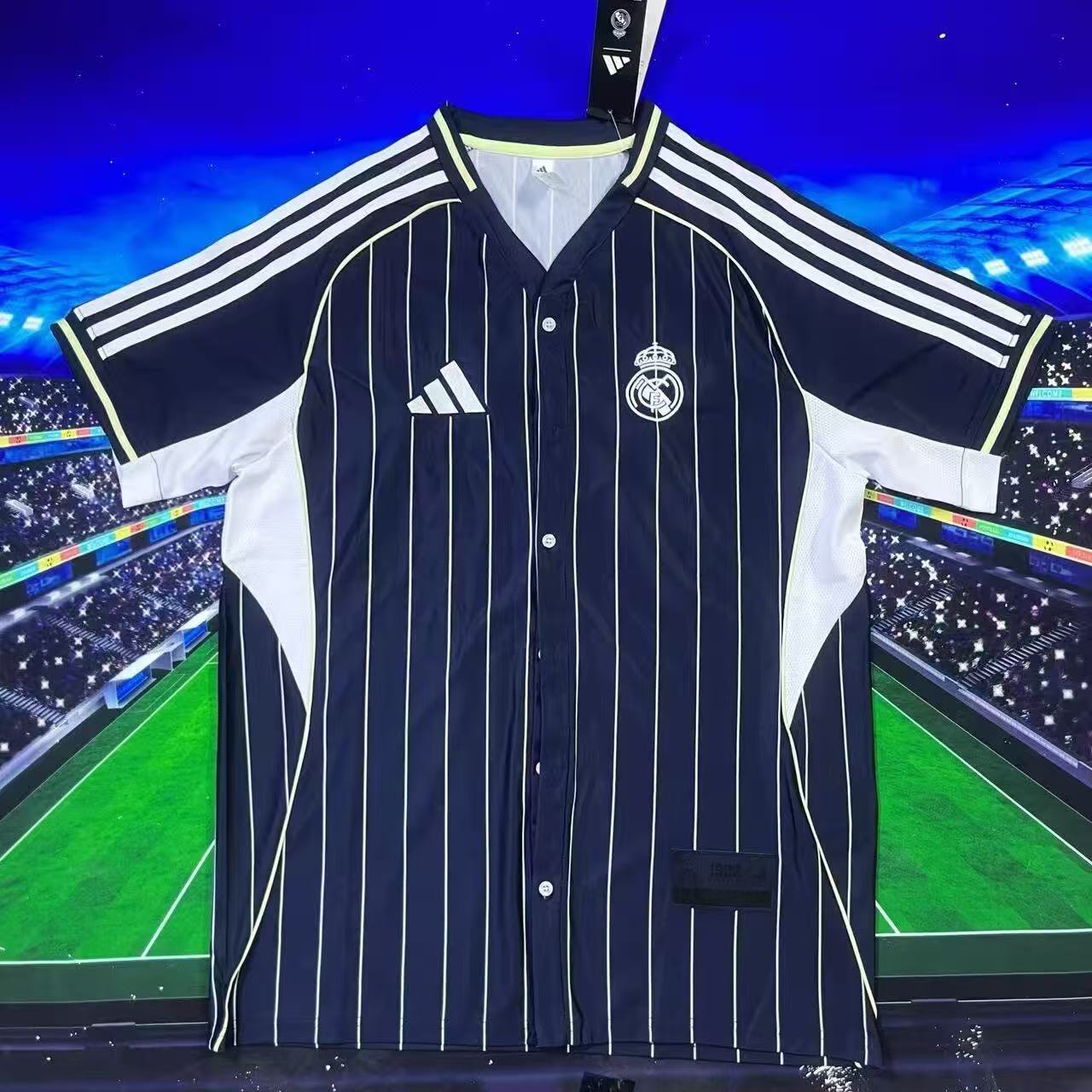 15024b5ff73f9f77dda37ed96a7ff025.jpg 2025/2026 Real Madrid Baseball Shirt 1:1 Thai Quality - Image 1