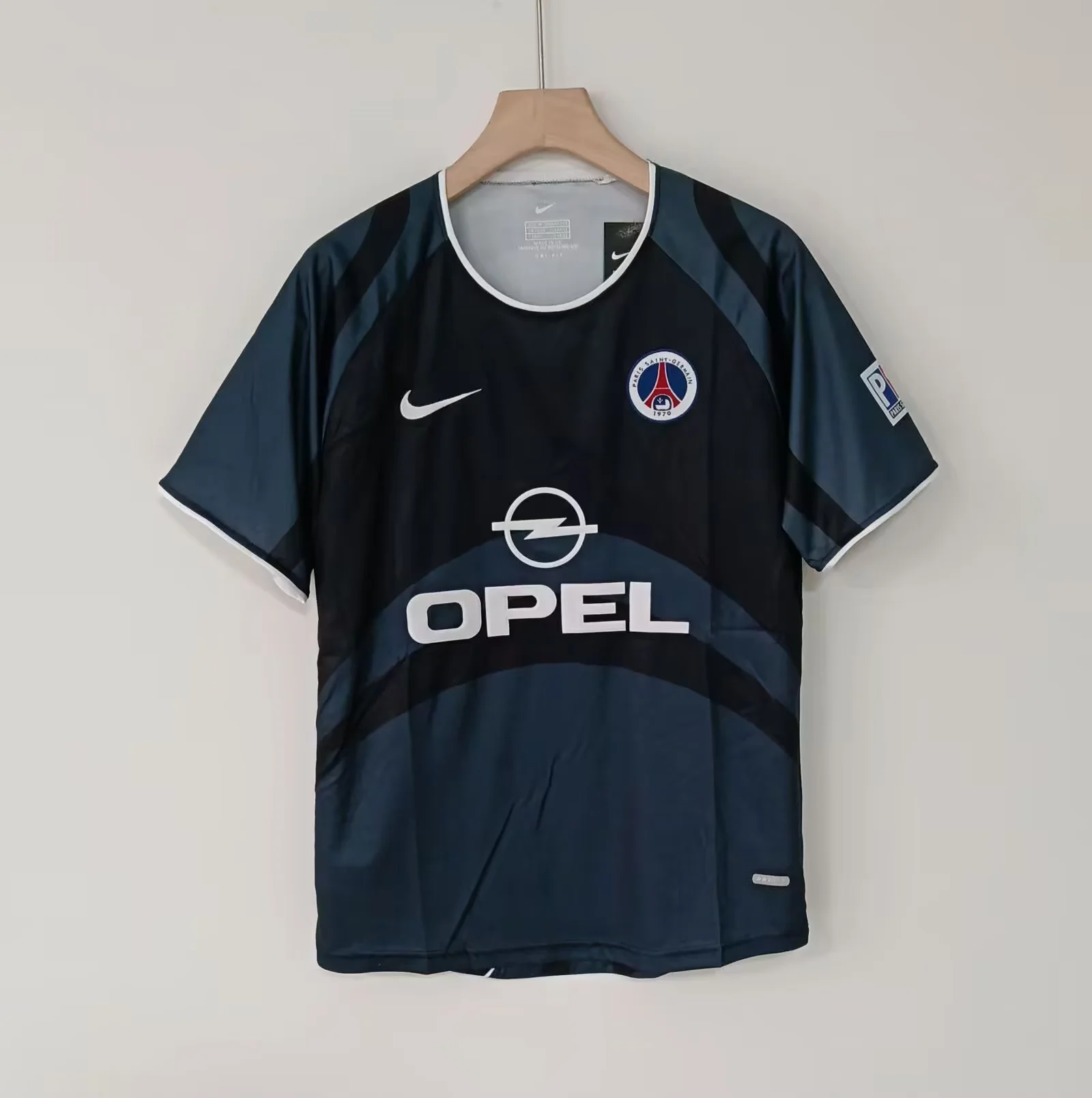 1f1db78e5999621dce5a1fb494402d32.webp 2001/2002 Retro Paris Saint-Germain Third Away Football Shirt 1:1 Thai Quality - Image 1