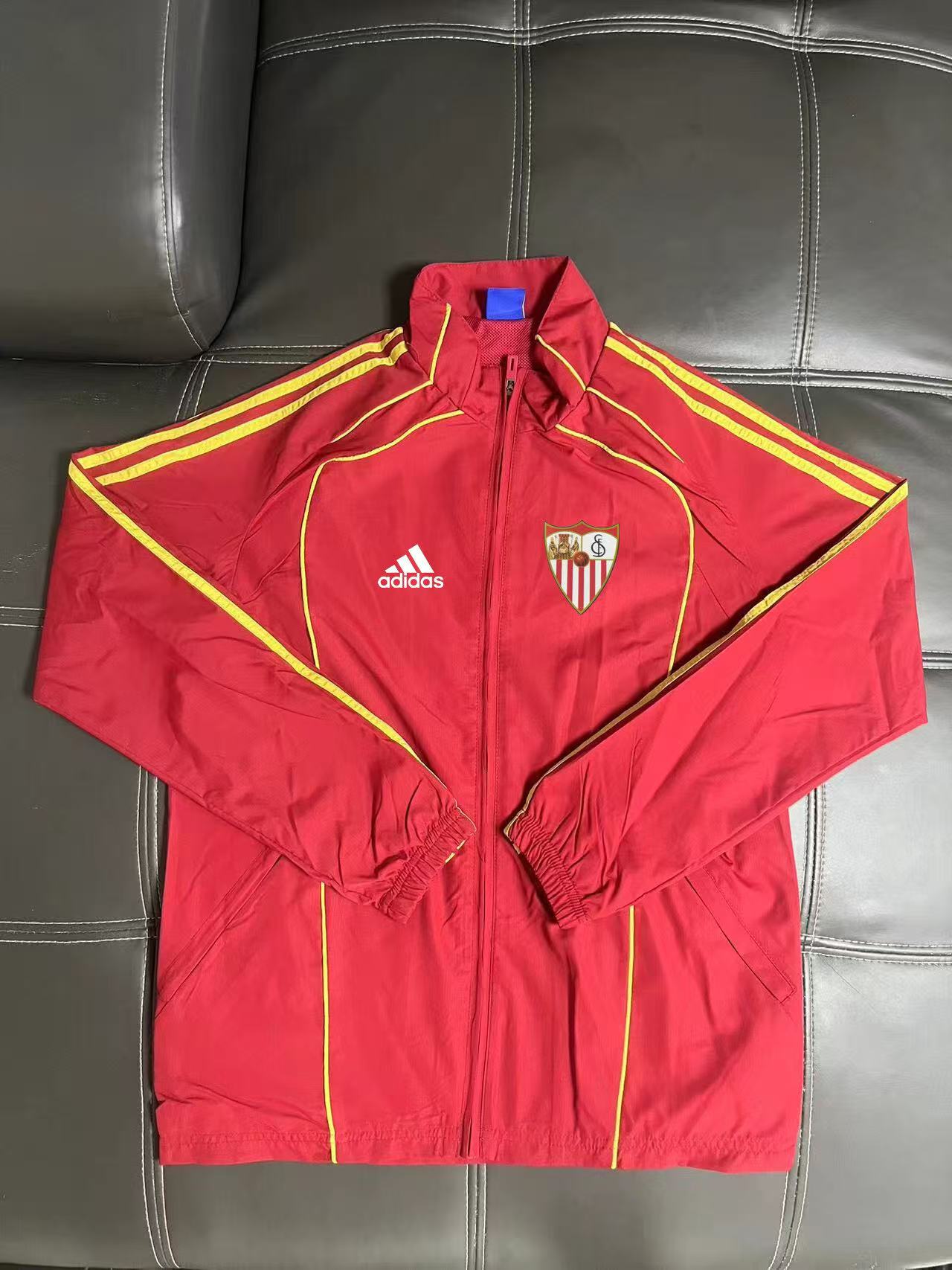 222cac8c5ec5651f92245398ef7820b7.jpg 2025/2026 Sevilla Windbreaker Football Shirt - Image 1