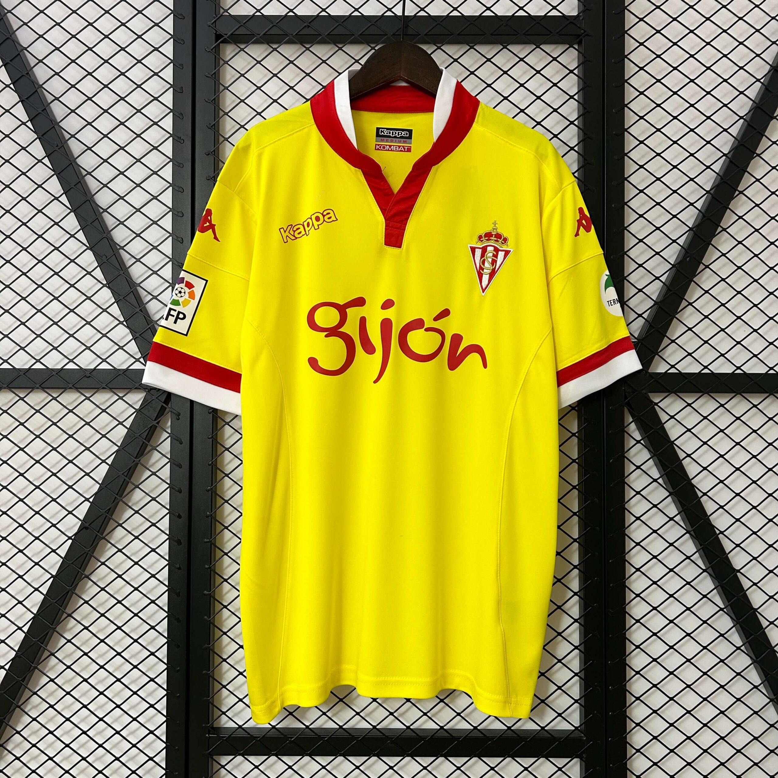 3216769f2d2110b7a33c543ebef17176.jpg 2015/2016 Retro Sporting de Gijon Away Football Shirt 1:1 Thai Quality - Image 1