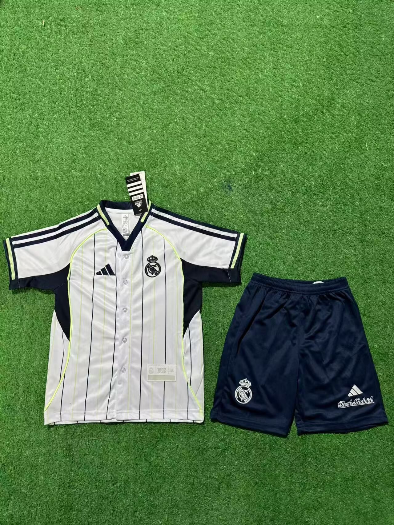 32b5d5395cf12912fe363bbb2858b9a7.jpg 2025/2026 Retro Real Madrid Football Shirt Kids Size 1:1 Thai Quality - Image 1