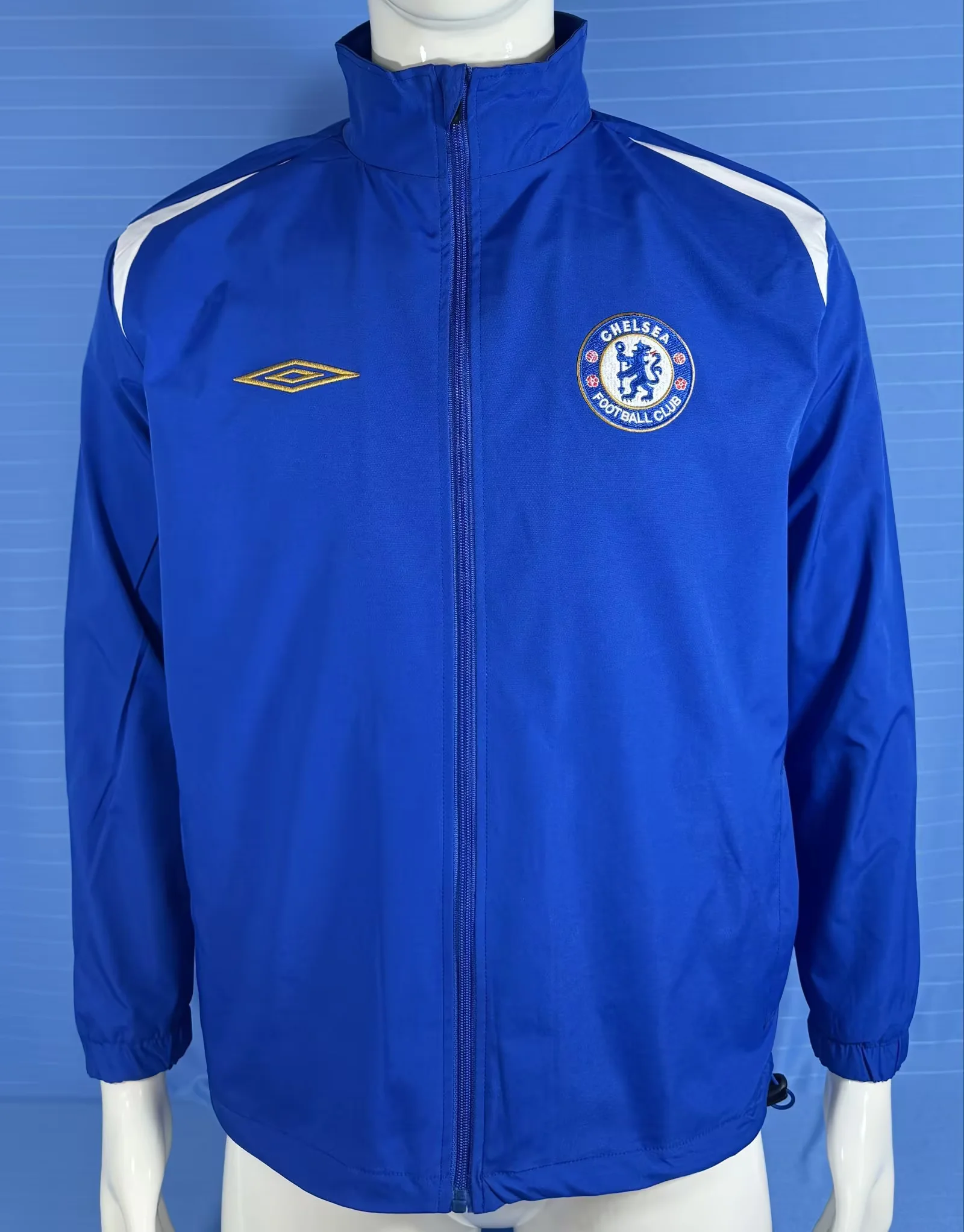 3917d0bd23688f95b1daef83a6926e38.webp 2005/2006 Retro Chelsea Windbreaker Football Shirt - Image 1
