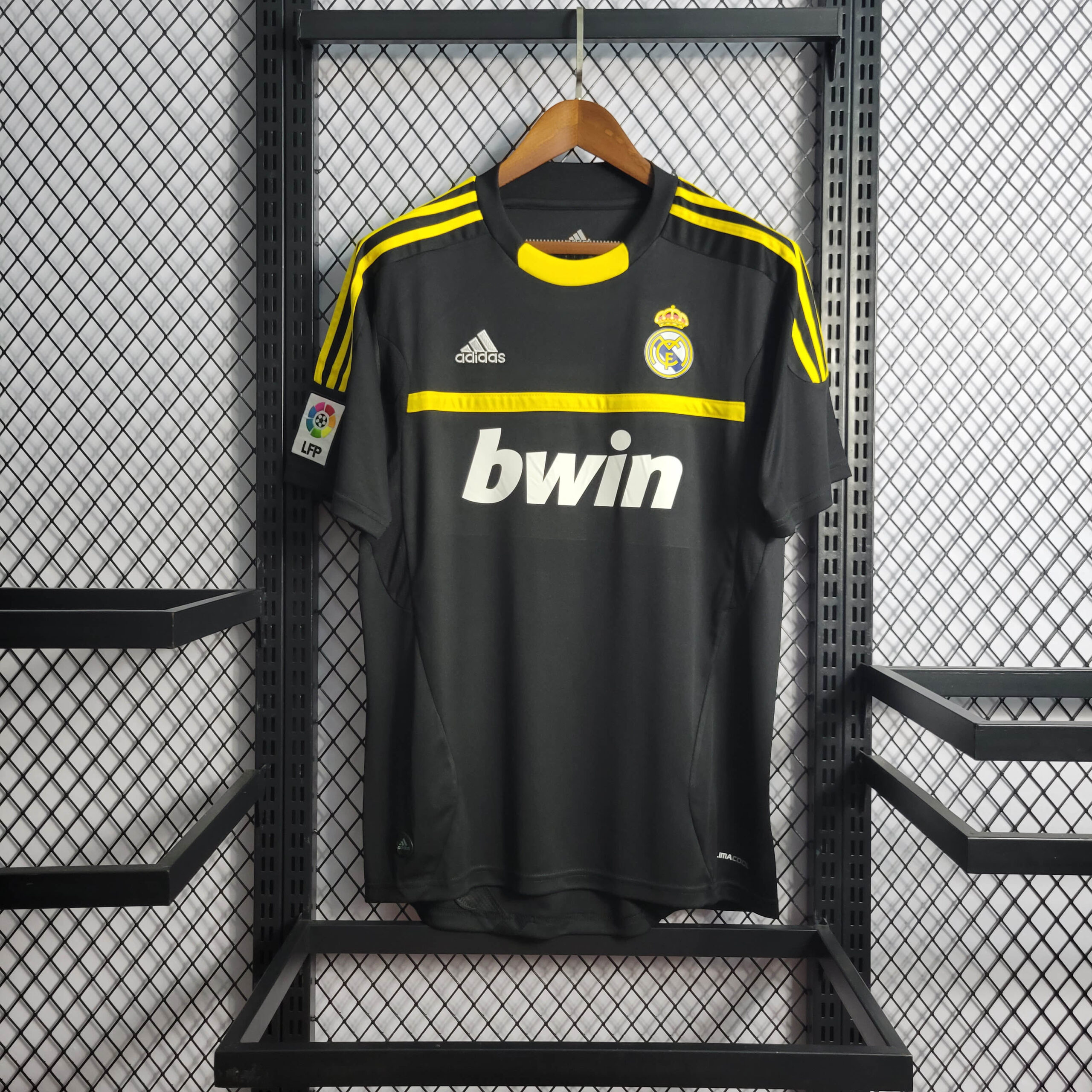 39bb7df4c858efdd49c9314af7ee4513.jpeg 2011/2012 Retro Real Madrid Goalkeeper Football Shirt 1:1 Thai Quality - Image 1
