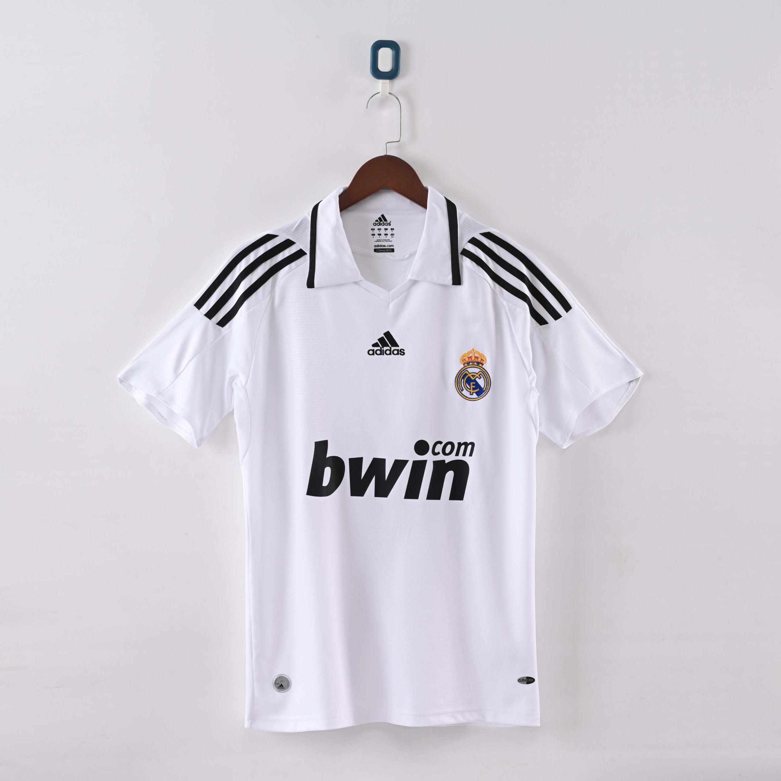3abbec72ede7f285a7c392595f5f57e2.jpg 2008/2009 Retro Real Madrid Home Football Shirt 1:1 Thai Quality - Image 1