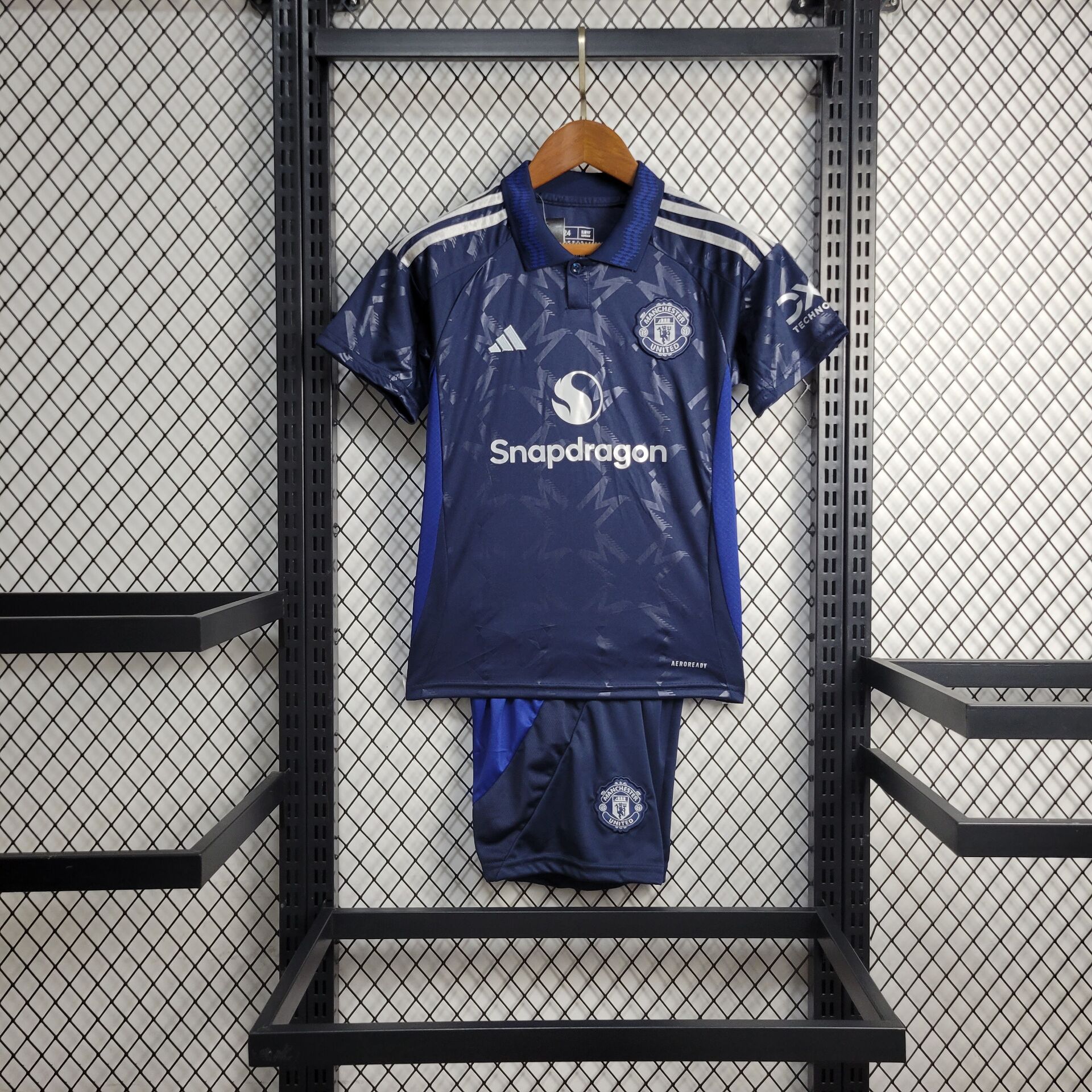 3d39b78e71e0d6468ea8e1524f652e55.jpg 2024/2025 Manchester United Away Football Shirt Kids Size 1:1 Thai Quality - Image 1