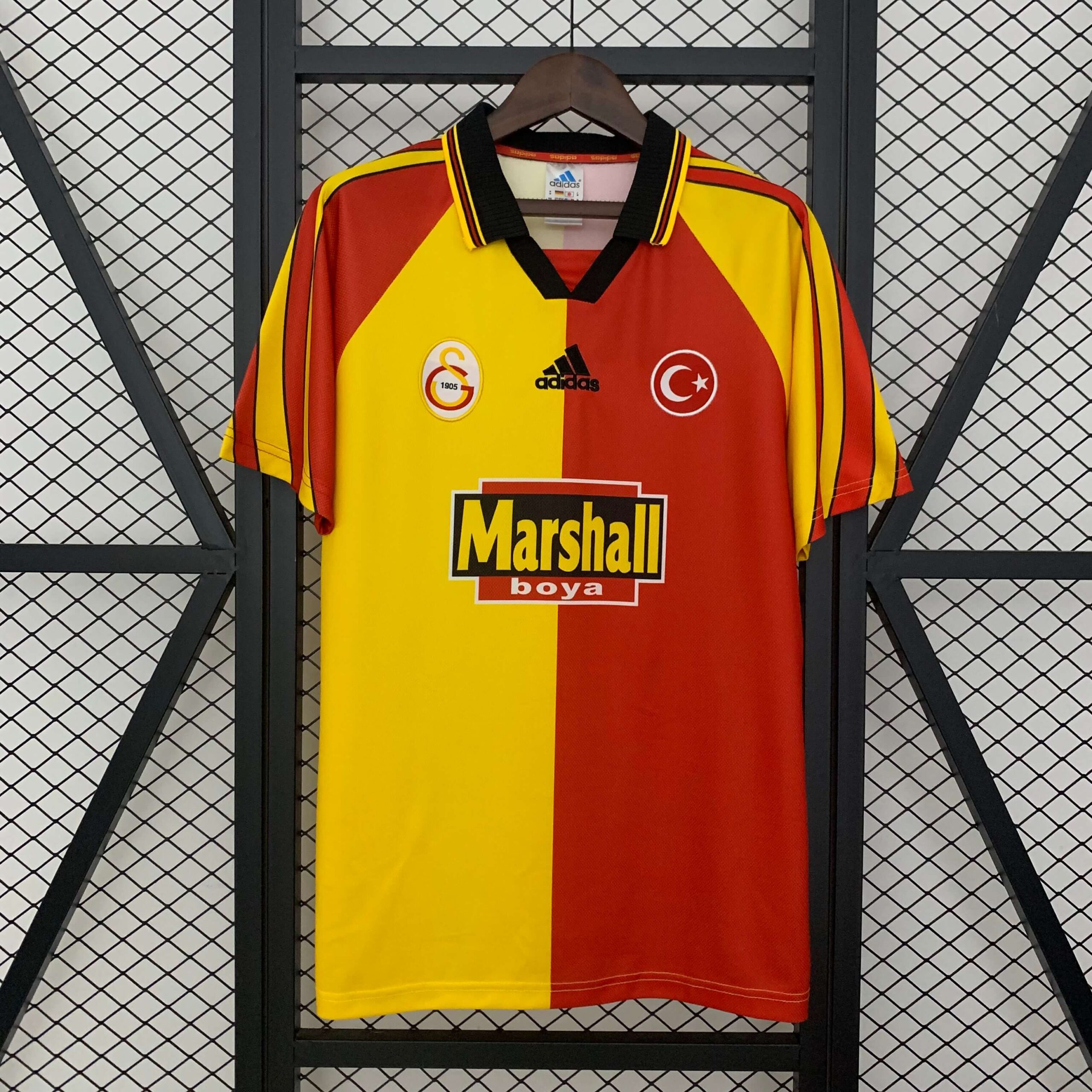 40efdf562d95de7d2c79b319785ad79c.jpg 1998/1999 Retro Galatasaray Home Football Shirt 1:1 Thai Quality - Image 1