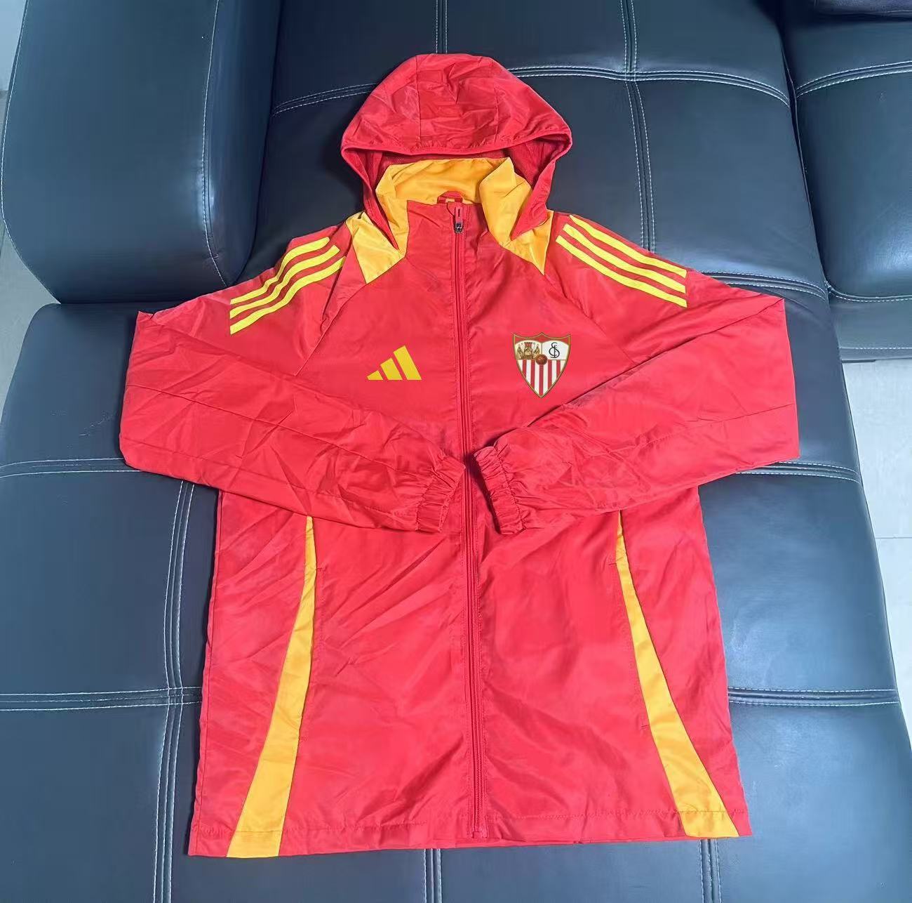 4615cc88cfc52cd85e3c4c86787be338.jpeg 2025/2026 Sevilla Windbreaker Football Shirt - Image 1