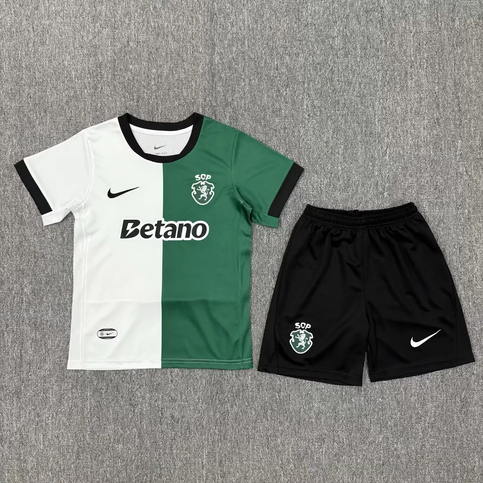 497fc37d6e4666a85e9711f7c27bac4d.webp 2025/2026 Sporting Lisbon Stromp Football Shirt Kids Size 1:1 Thai Quality - Image 1