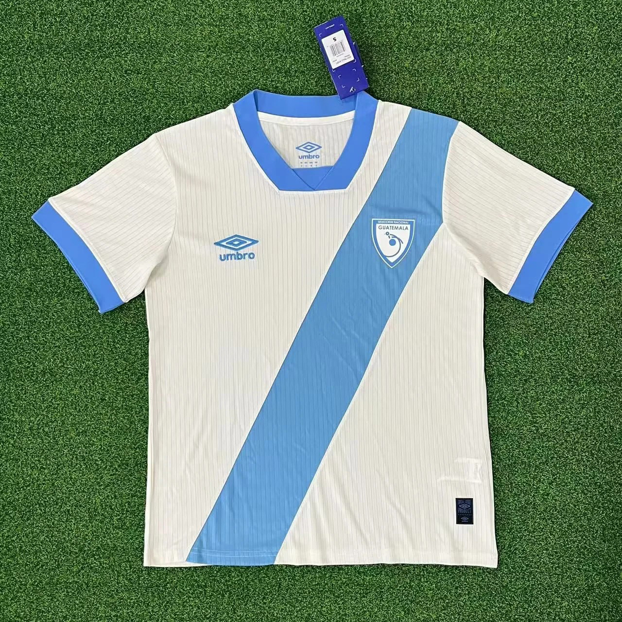 4cb00bd45ec72373ef313974625a4030.jpg 2024 Guatemala Home Football Shirt 1:1 Thai Quality - Image 1