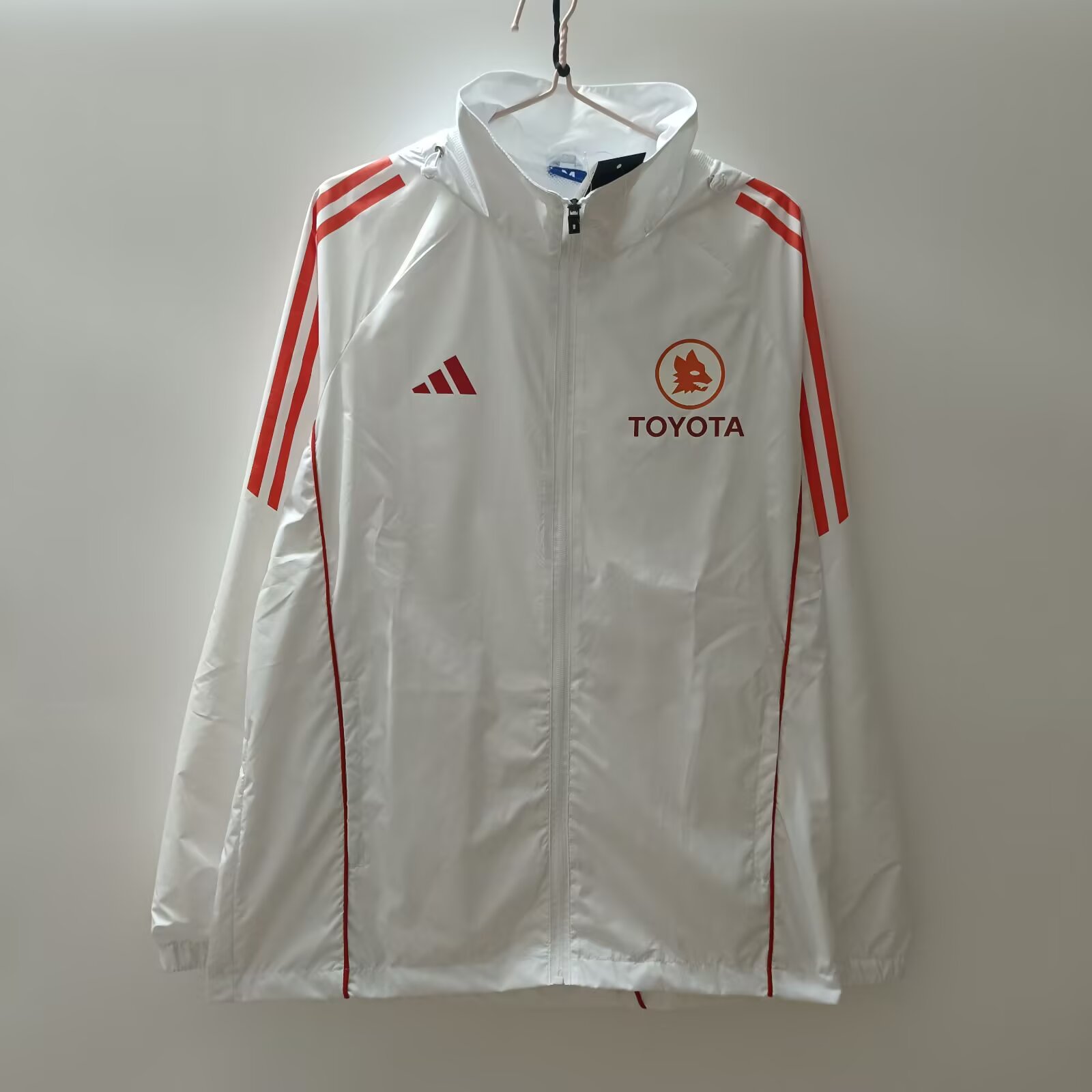 5975171d24bb0564f4420adda09099e6.jpg 2025/2026 AS Roma Windbreaker Football Shirt - Image 1