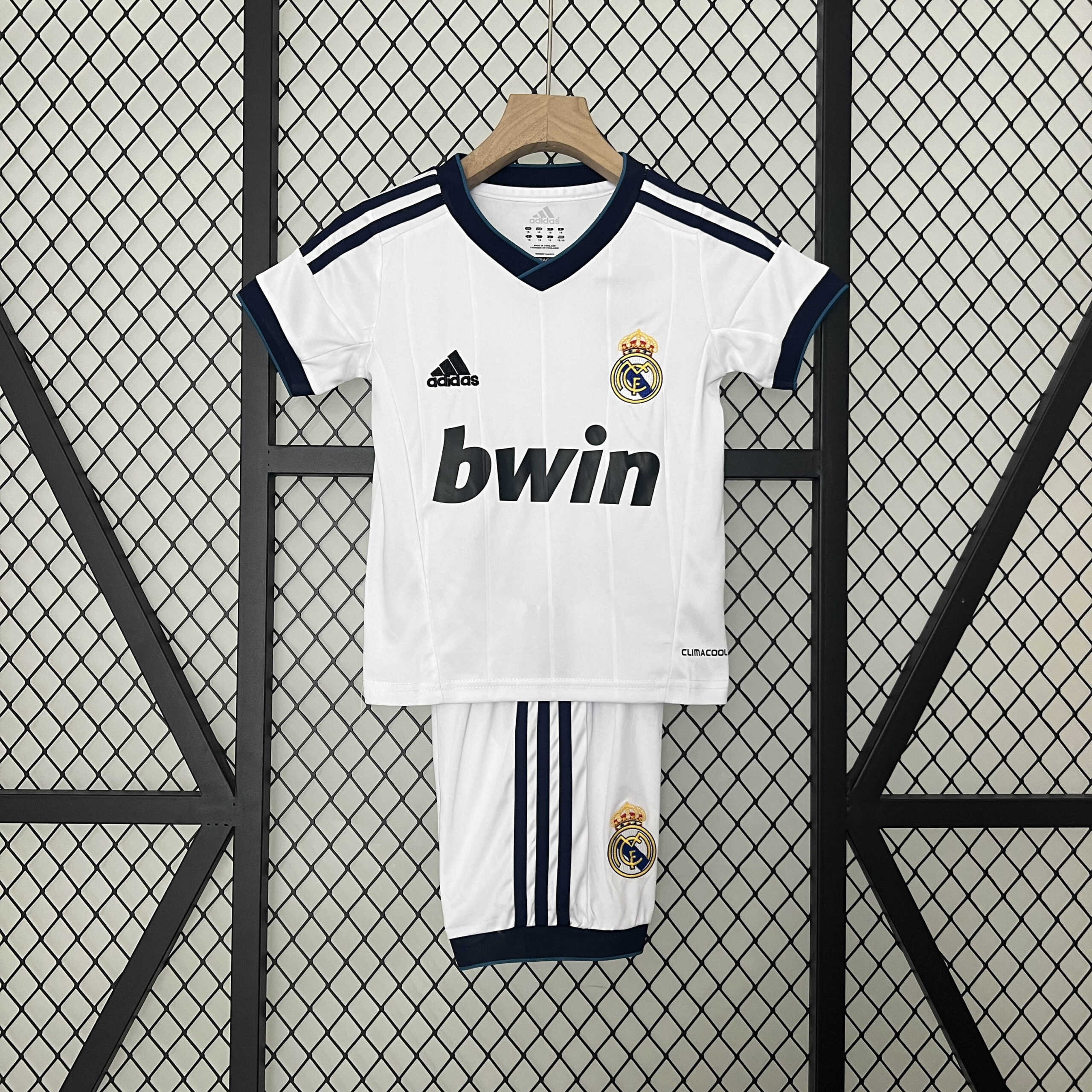 6805f3822f8cd6122a97f0eda0d48c50.jpeg 2012/2013 Retro Real Madrid Home Football Shirt Kids Size 1:1 Thai Qualit - Image 1