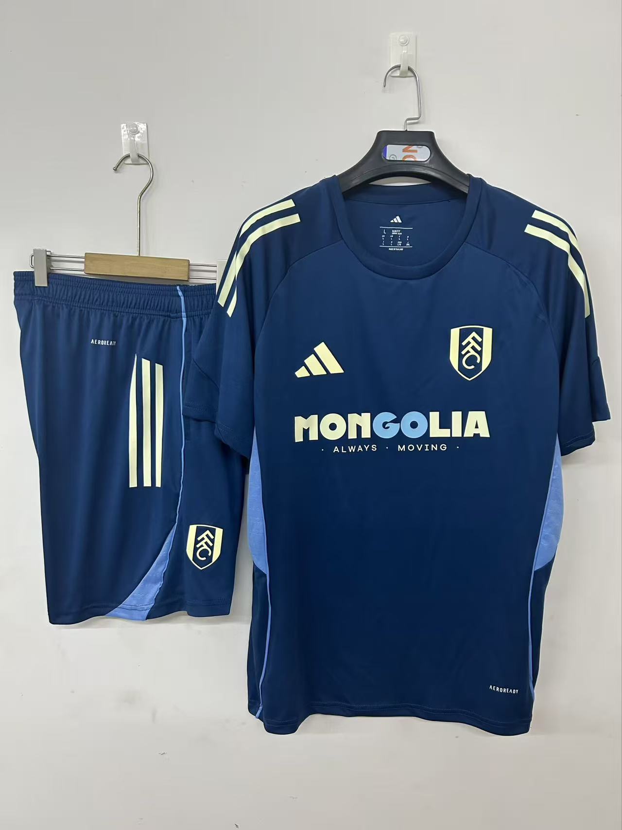 703e8f99ef6fdf428b2c5a28fd975ba3.jpg 2025/26 Fulham Training suit Football Shirt 1:1 Thai Quality - Image 1
