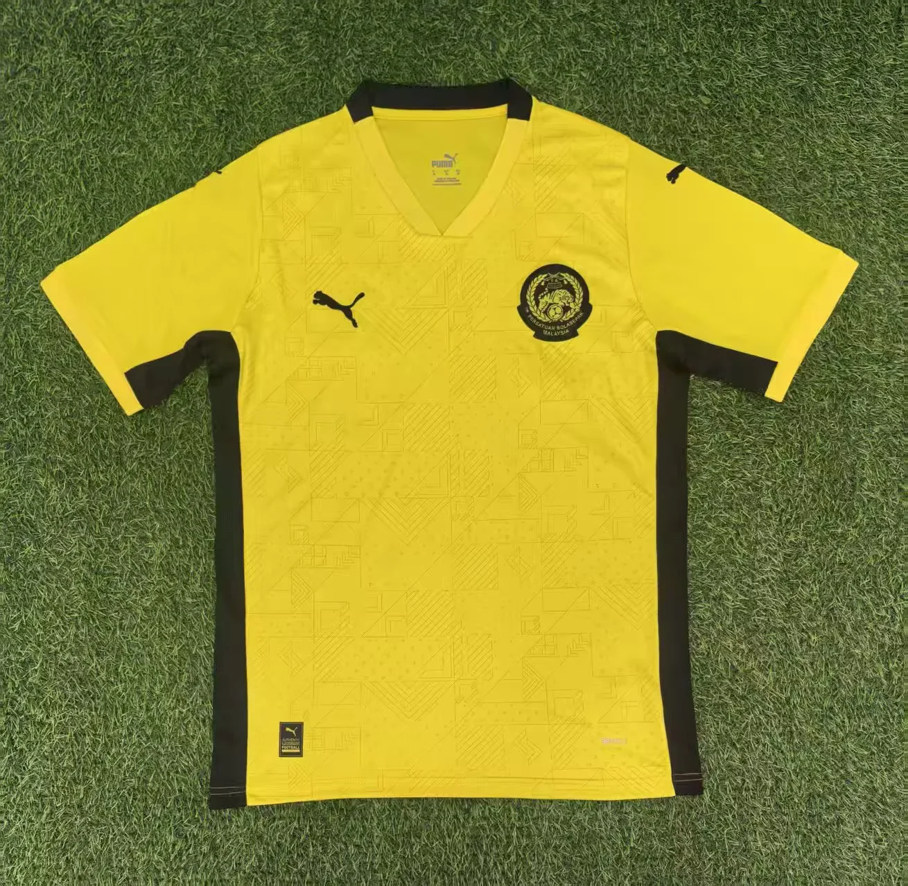 71201877d023a420fbc73f1a6686f866.webp 2025 Malaysia Home Football Shirt 1:1 Thai Quality - Image 1