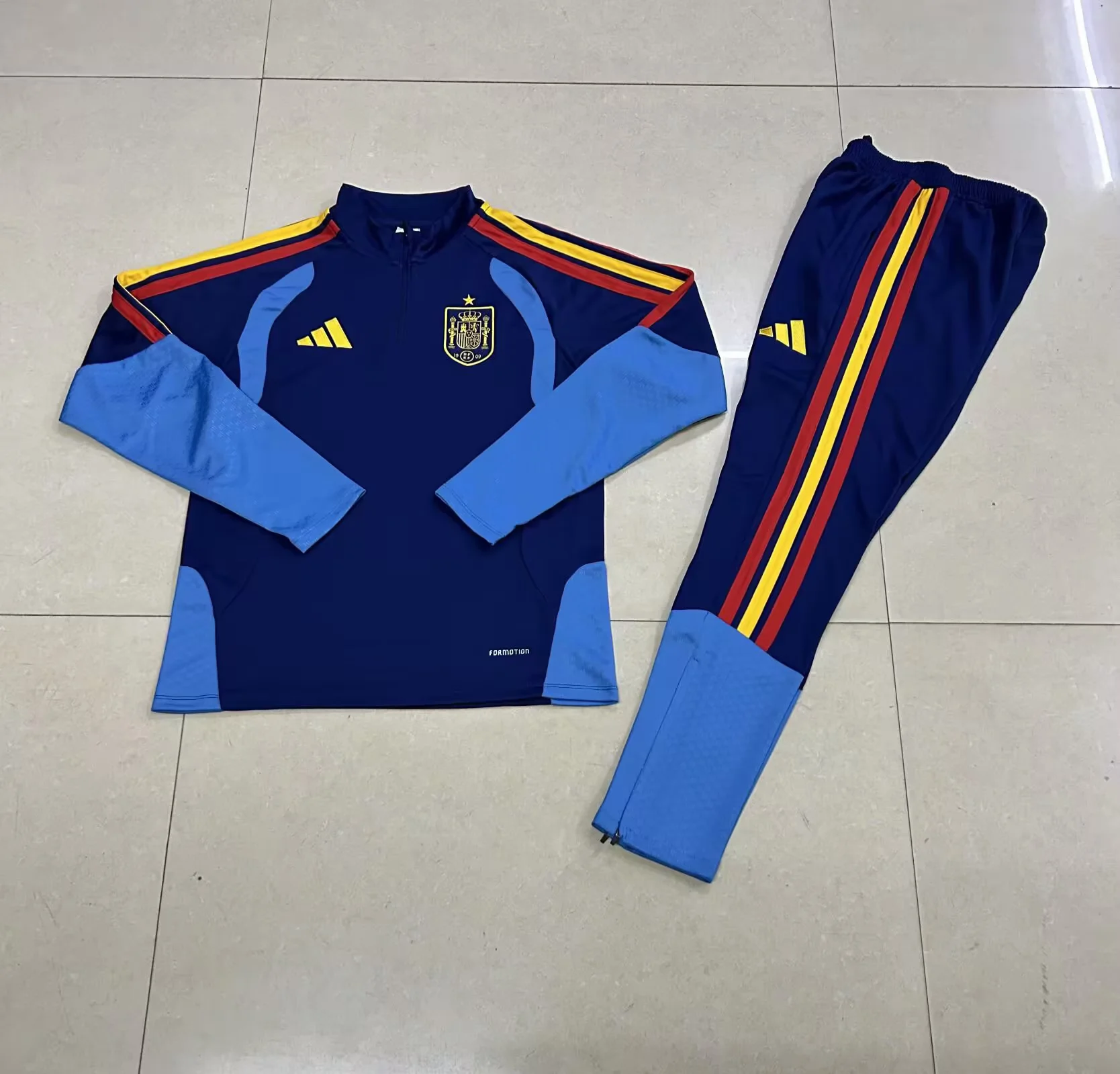 71678f3b57e788776ca08b5057dc4d1a.webp 2026/2027 Spain Half-Pull Football Shirt - Image 1