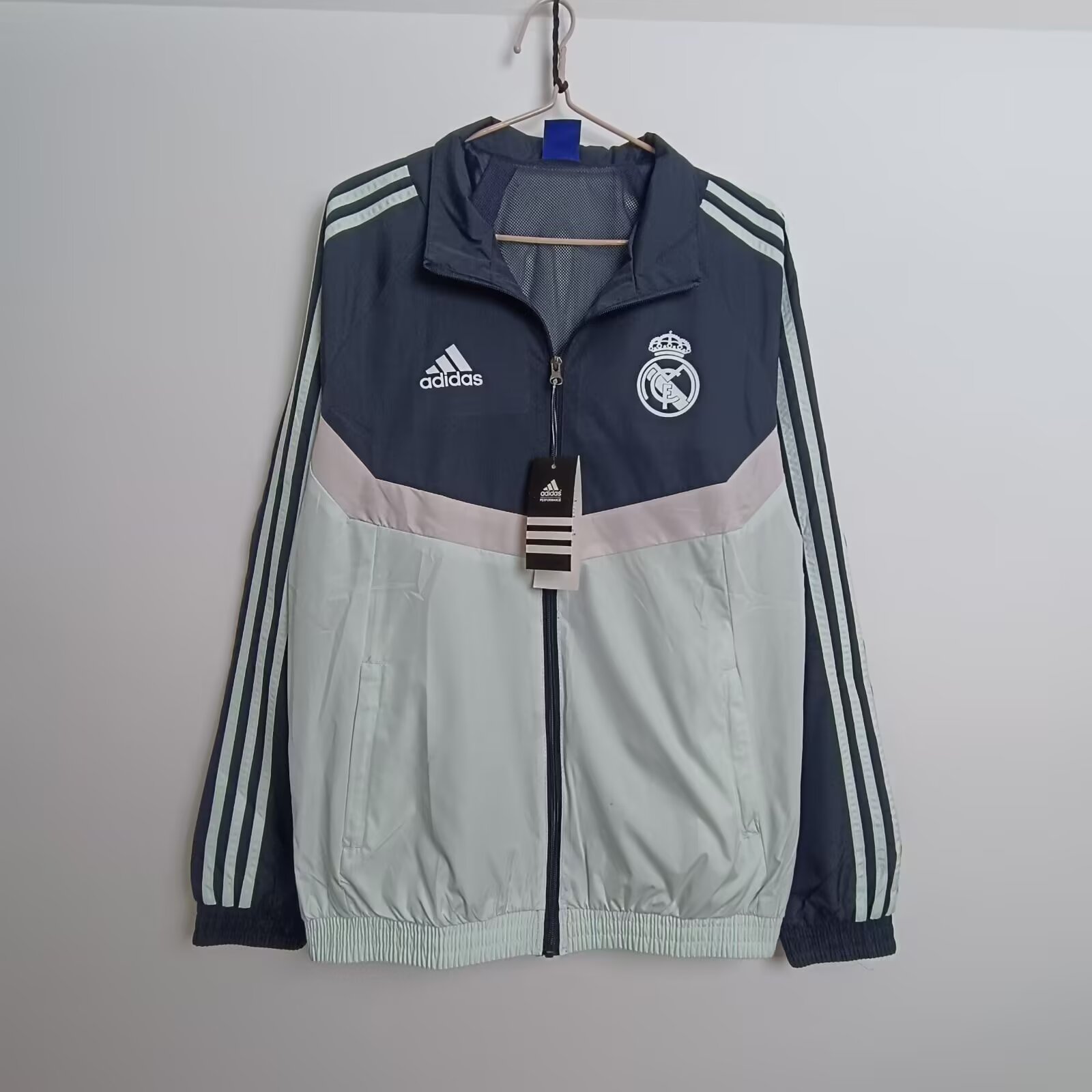 71842e59ac8716e1bffa61e1ebc5f69b.jpg 2025/2026 Real Madrid Windbreaker Football Shirt - Image 1