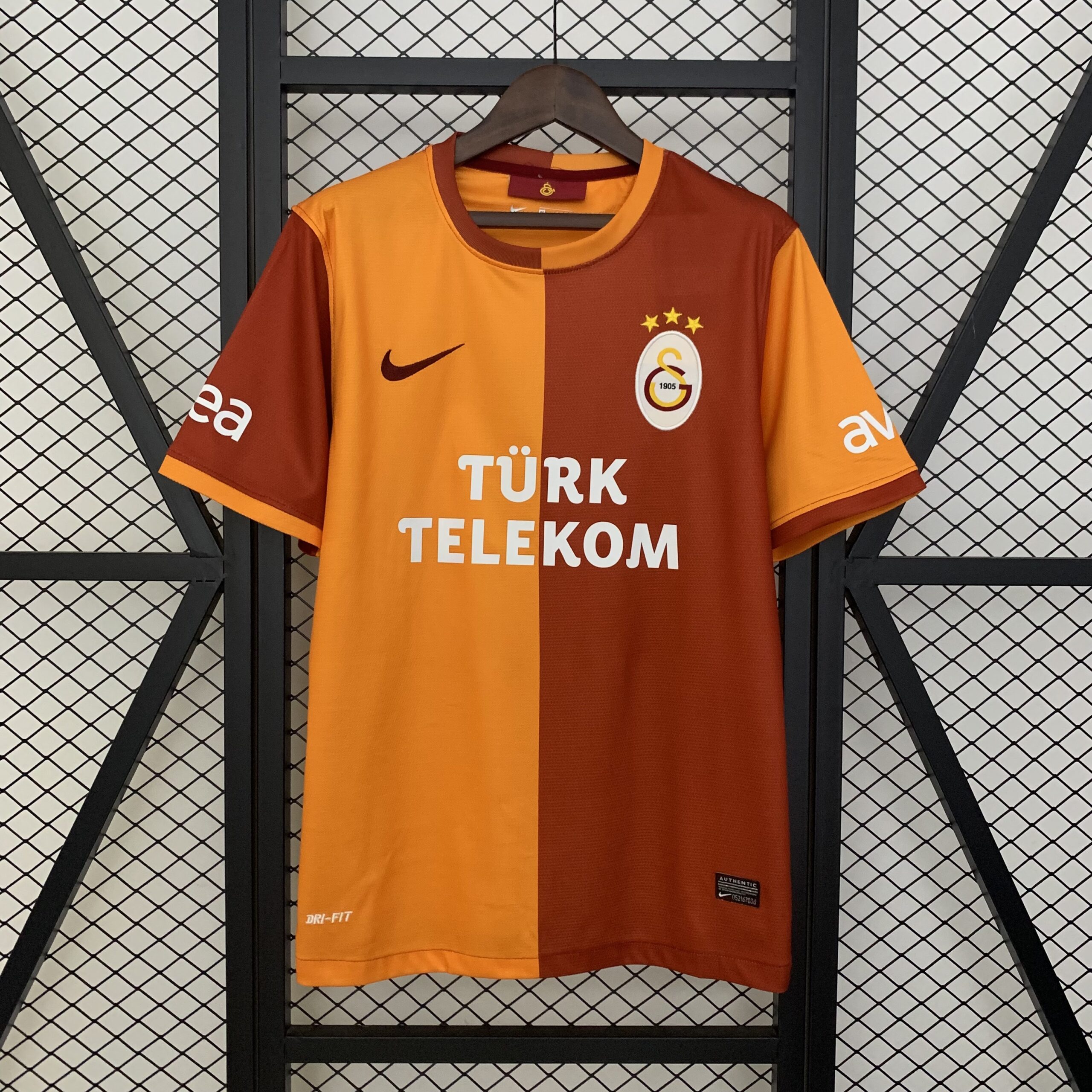7da7527e22bc99fee0854d5308065326.jpeg 2013/2014 Galatasaray Home Football Shirt 1:1 Thai Quality - Image 1