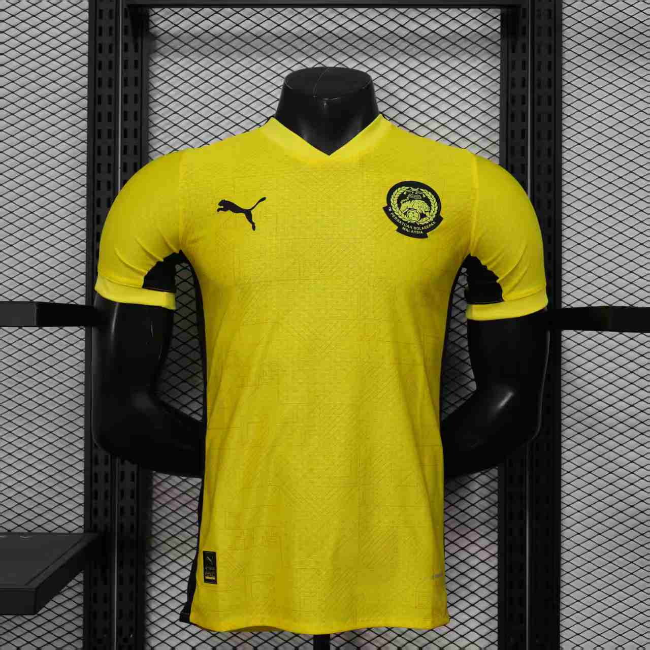 8410d29407c8ddfbd9d31d9a3fc2fd87.jpg 2025 Player Version Malaysia Home Football Shirt 1:1 Thai Quality - Image 1