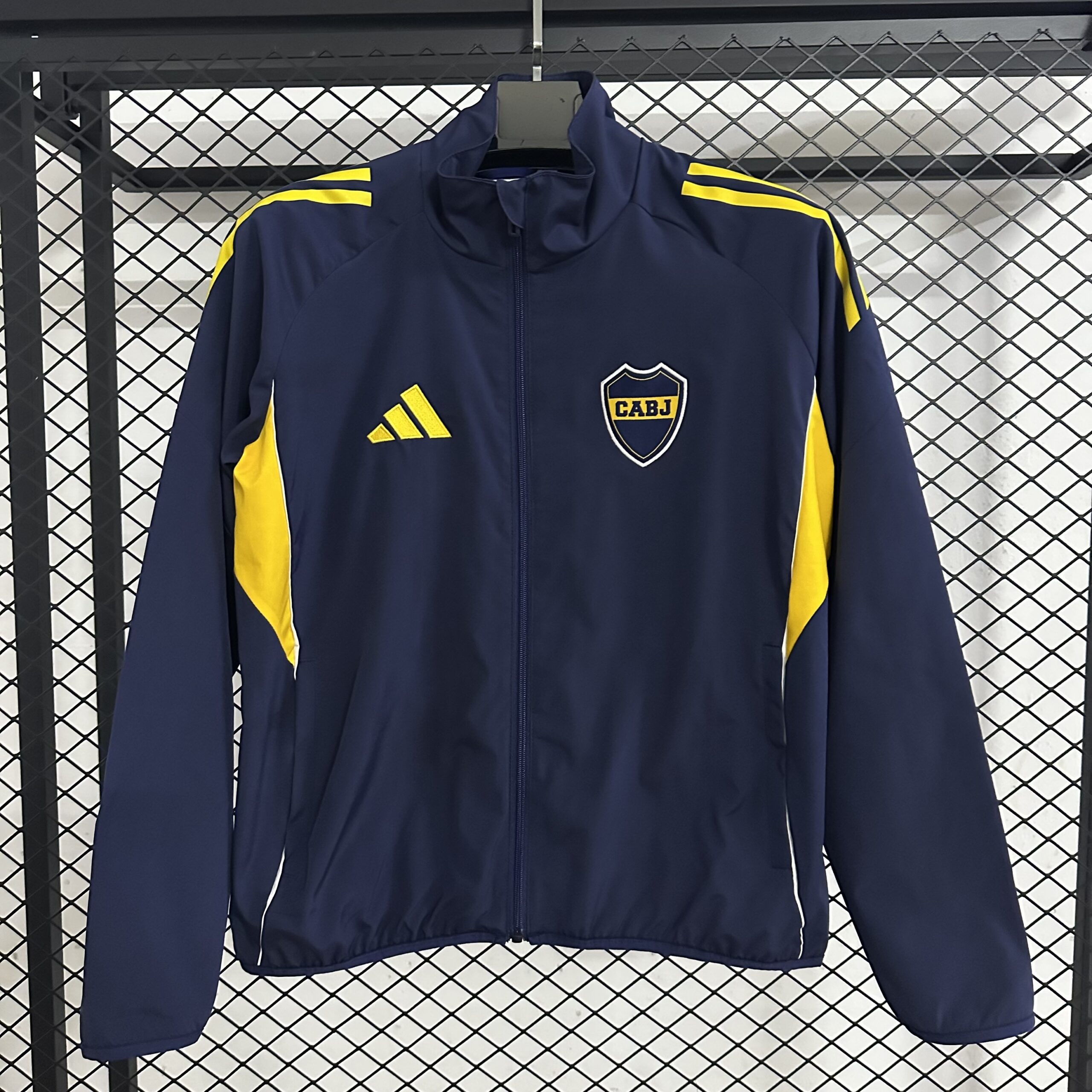 89b9fce6a7b04502d01bc384c4090f16.jpeg 2025/2026 Boca Juniors Windbreaker Football Shirt - Image 1