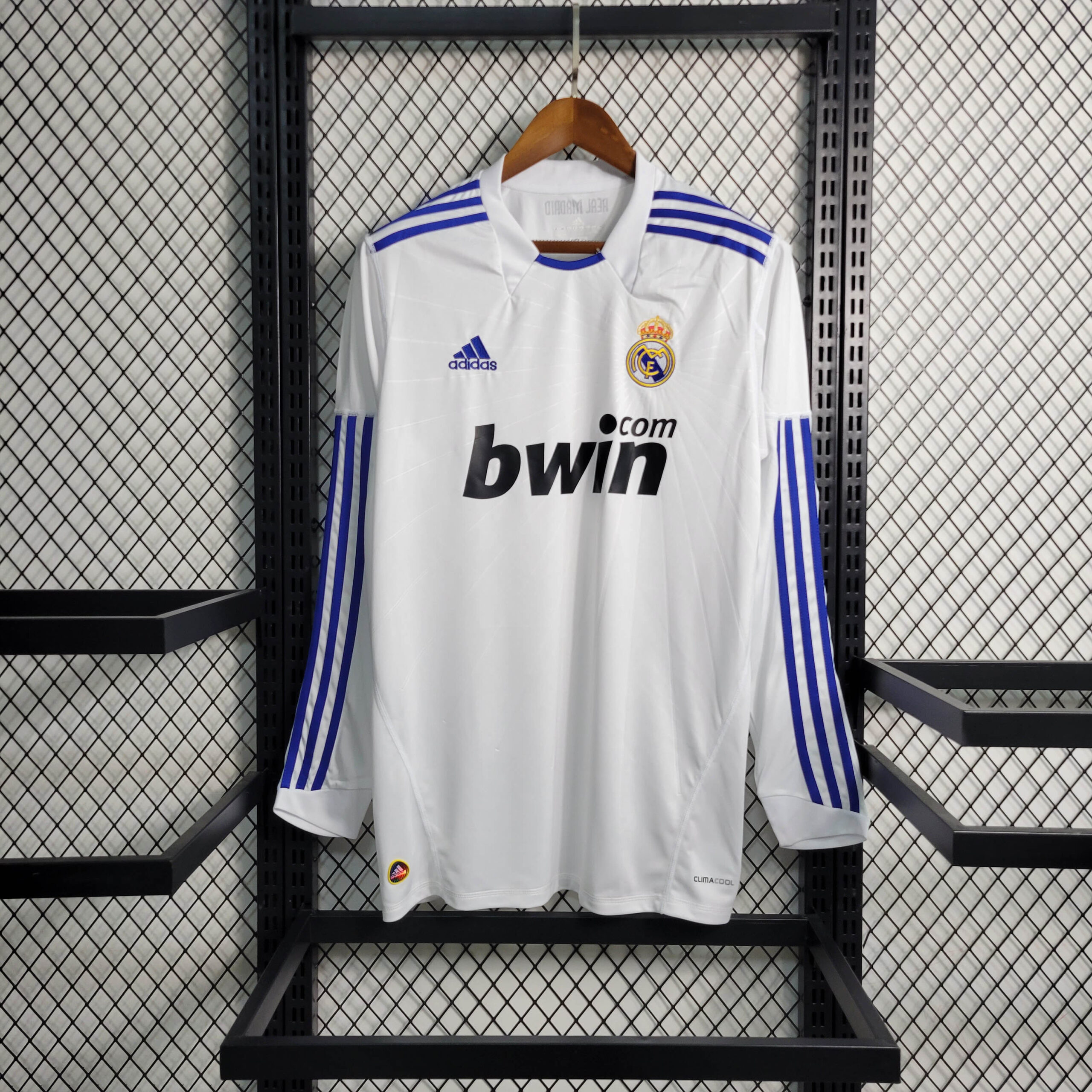 8bd8778c9297081974204a1fcfbbe009.jpeg 2010/2011 Retro Long Sleeve Real Madrid Home Football Shirt 1:1 Thai Quality - Image 1
