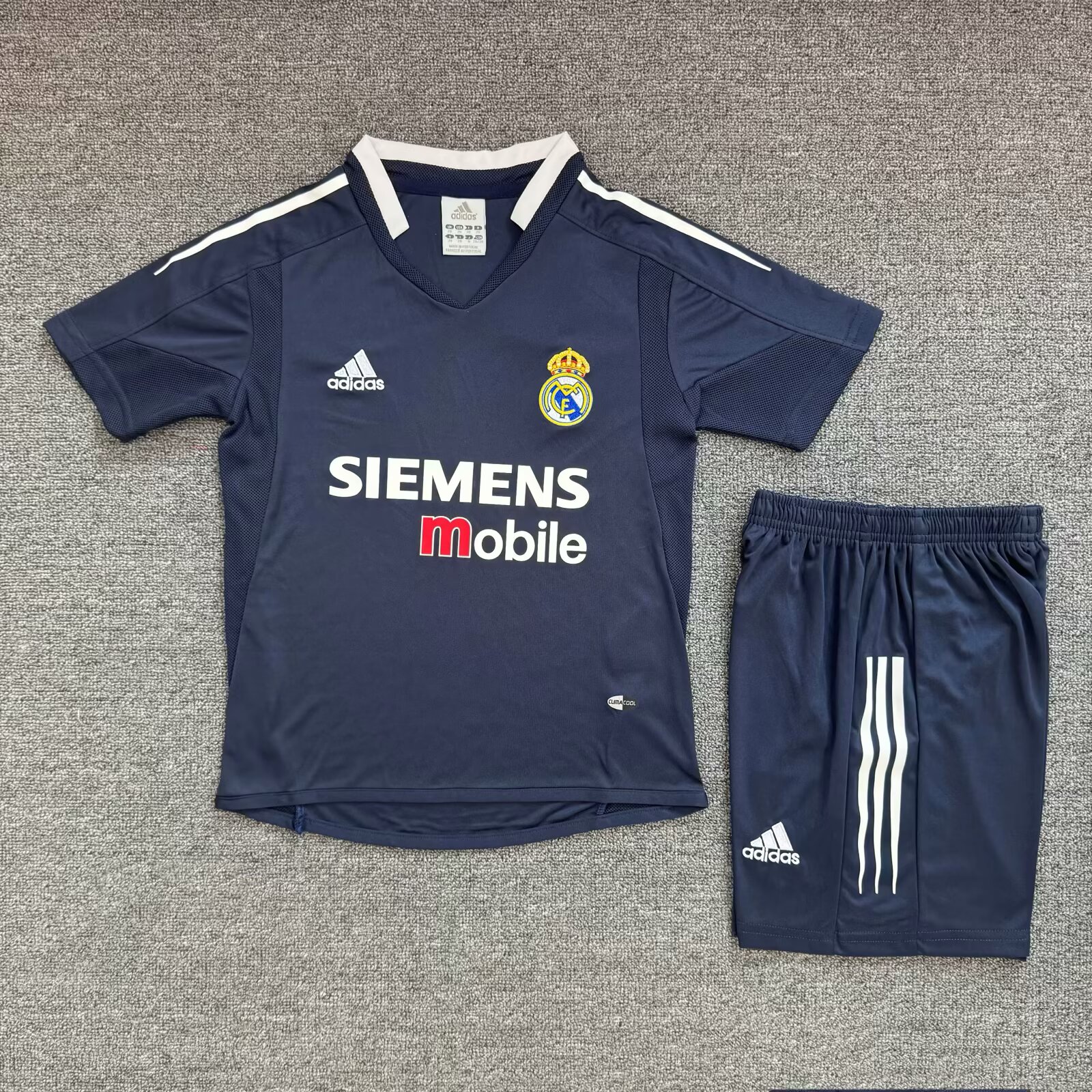 8c133e44e0a89fd3c7082cec3c3ffbd2.jpg 2004/2005 Retro Real Madrid Away Football Shirt Kids Size 1:1 Thai Quality - Image 1