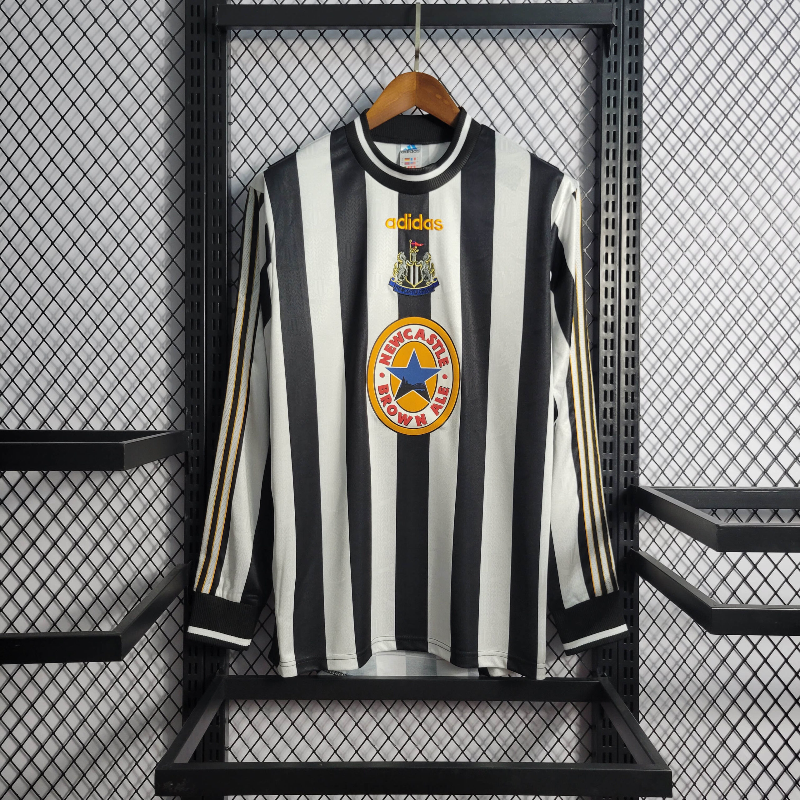 8d342c7d948f26af6dc6c1f8a0452fea.jpeg 1995/1997 Retro Long Sleeve Newcastle United Home Football Shirt 1:1 Thai Quality - Image 1
