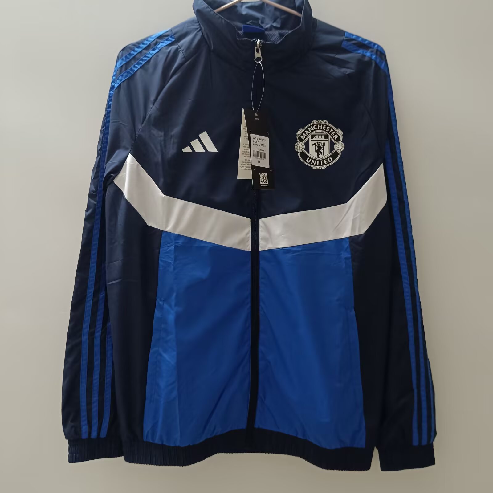 8faf0f75c266dd60a258c741832fb7ec.jpg 2025/2026 Manchester United Windbreaker Football Shirt - Image 1