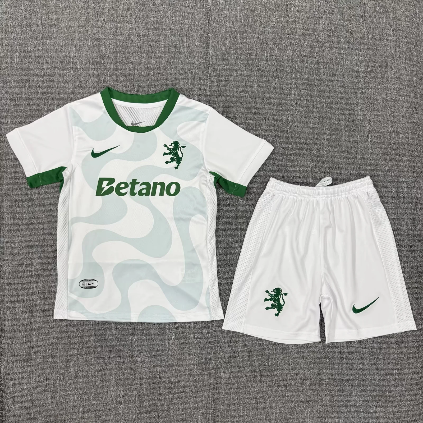 90c8a1abe8c33aeca96812b794eab7e6.webp 2025/2026 Sporting Lisbon Third Away Football Shirt Kids Size 1:1 Thai Quality - Image 1