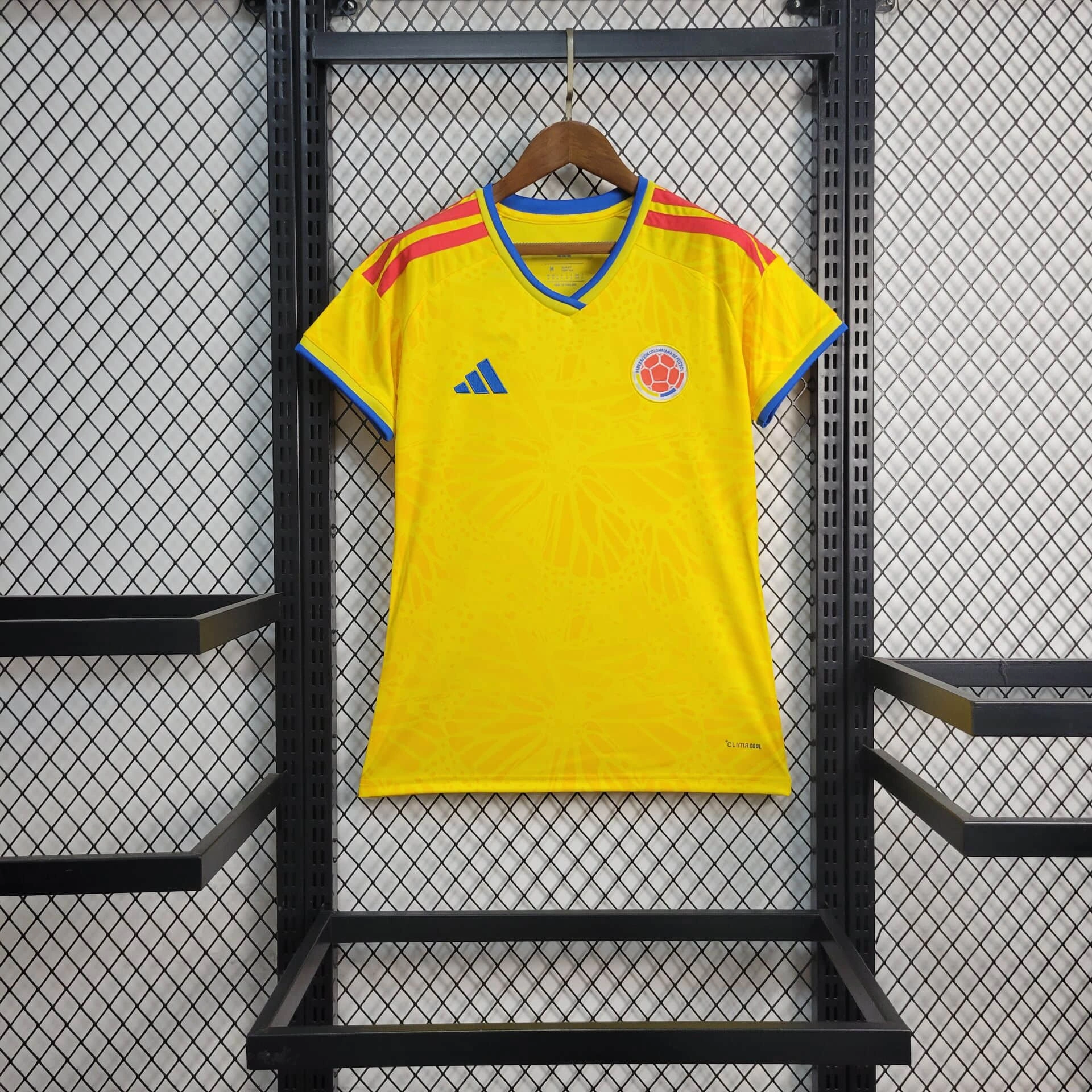 90e9d2eeb178765250e42fc290875e1b.webp 2026 Women Colombia Home Football Shirt 1:1 Thai Quality - Image 1