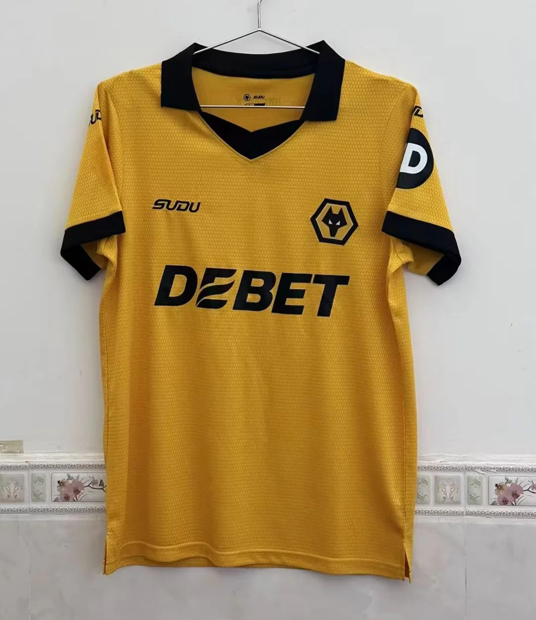 a3316c6e1f395a1a073babe89291da11.jpg 2025/2026 Wolverhampton Home Football Shirt 1:1 Thai Quality - Image 1