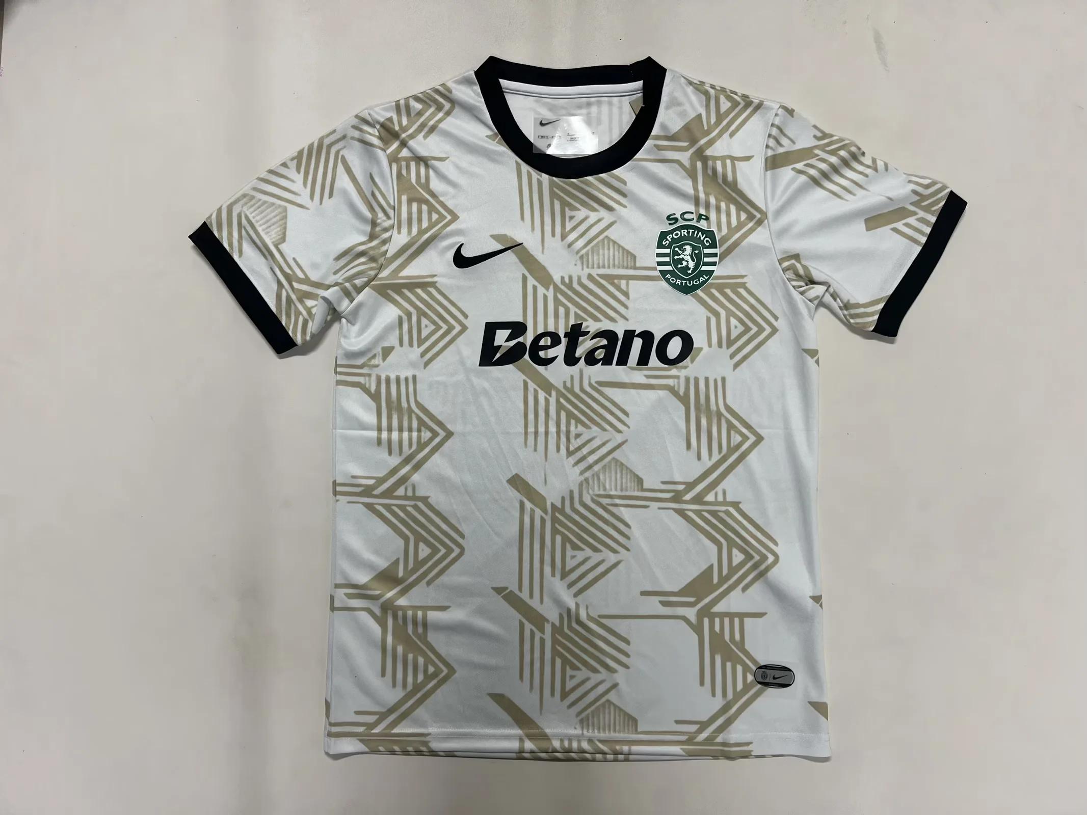 a4e235c4bb757fda88b02c9f40f1a326.webp 2025/2026 Sporting CP Training Wear Football Shirt 1:1 Thai Quality - Image 1