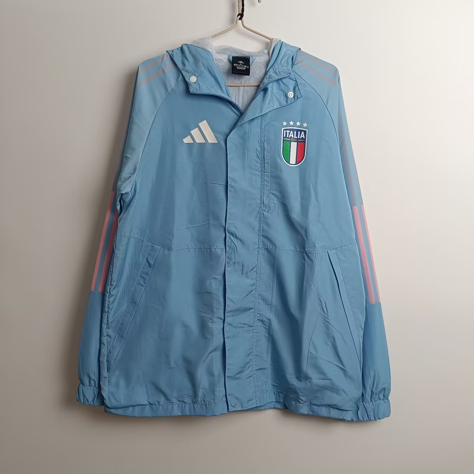 ab6158b18705f21e4349124d70eb2a08.jpg 2025/2026 Italy Windbreaker Football Shirt - Image 1