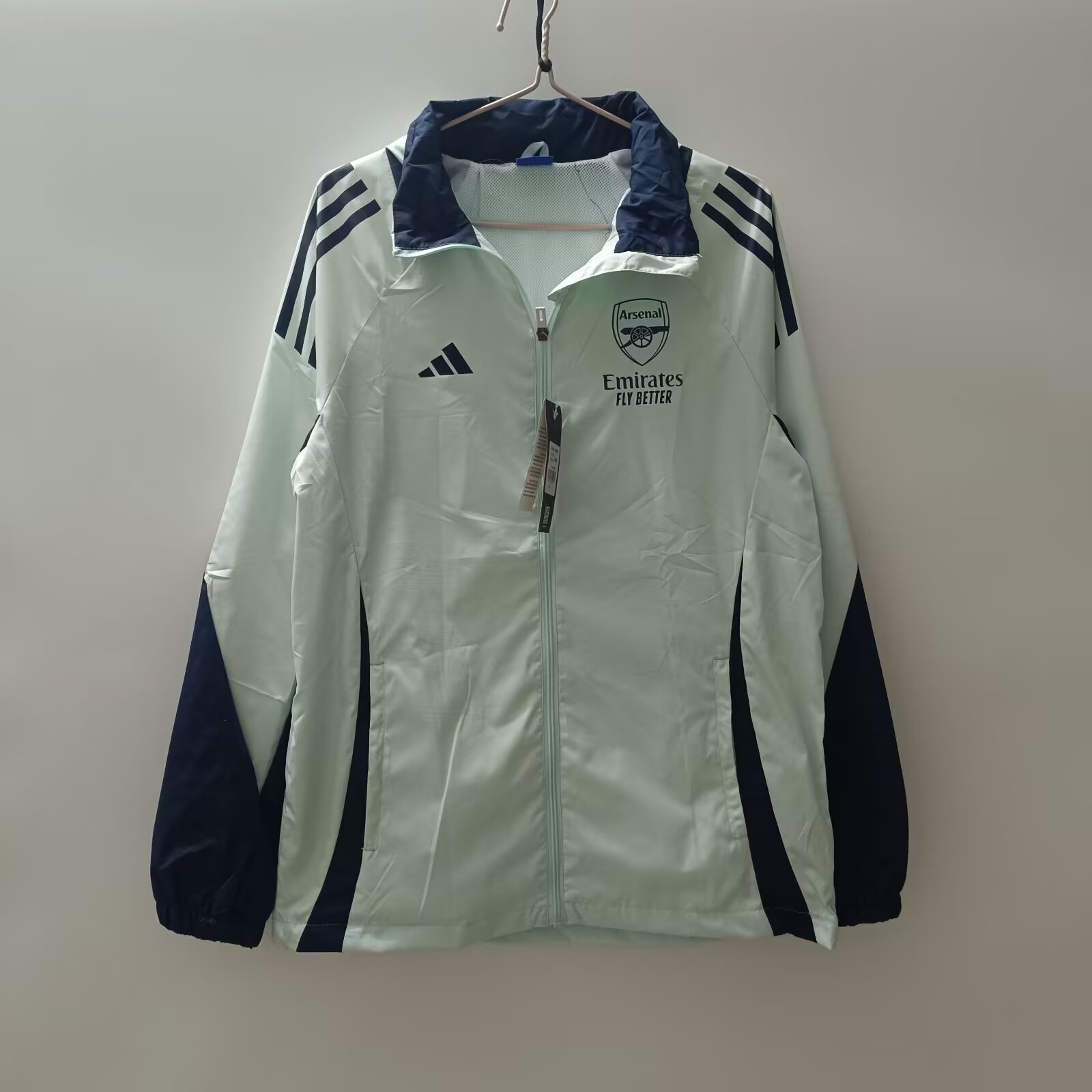 ab8cb52443c39d176c57c7be2facb41d.jpg 2025/2026 Arsenal Windbreaker Football Shirt - Image 1