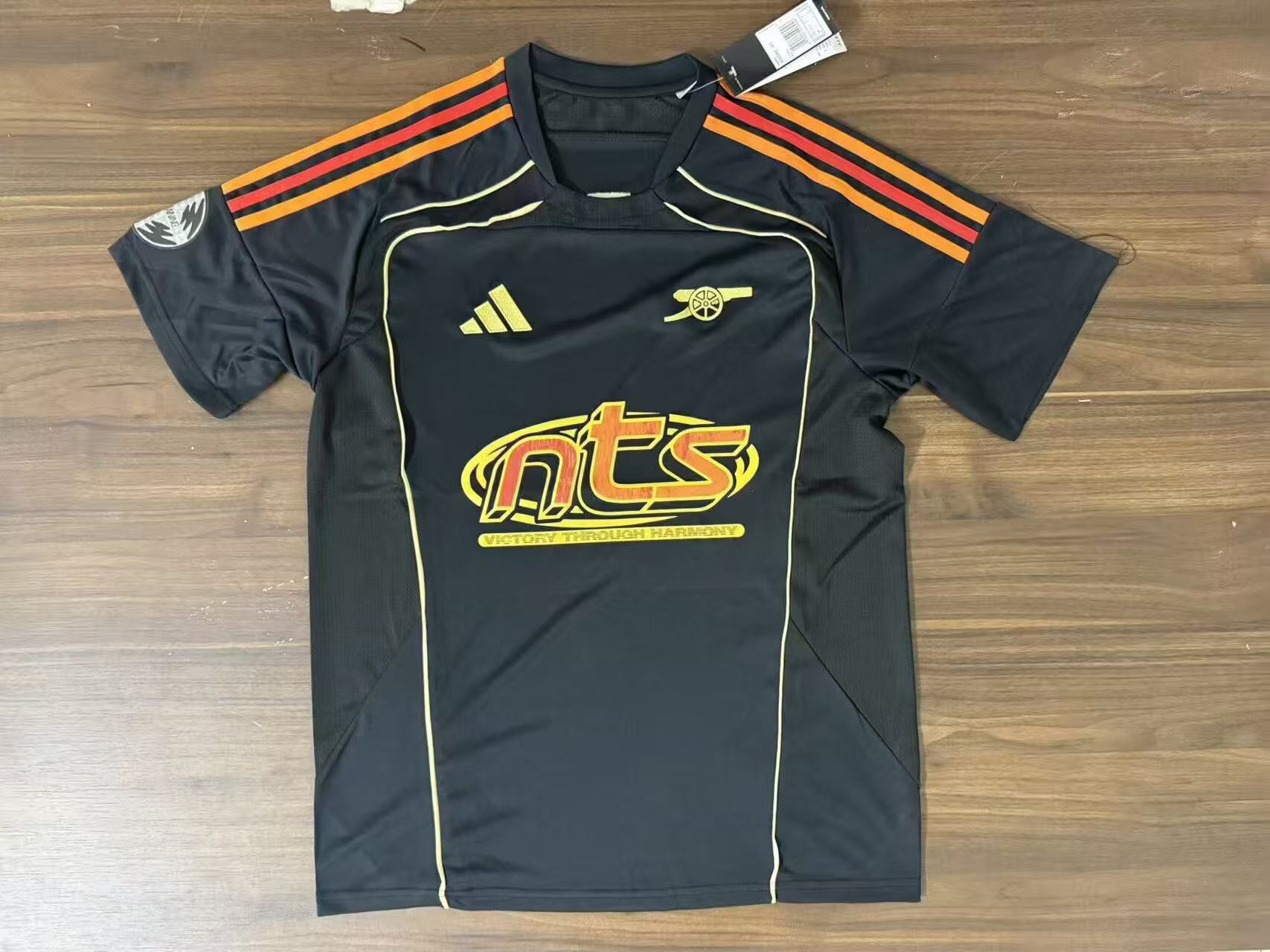 d0cfa8a3747e56c8b9f485088fc59b15.jpg 2025/2026 Arsenal Co-branded Football Shirt 1:1 Thai Quality - Image 1