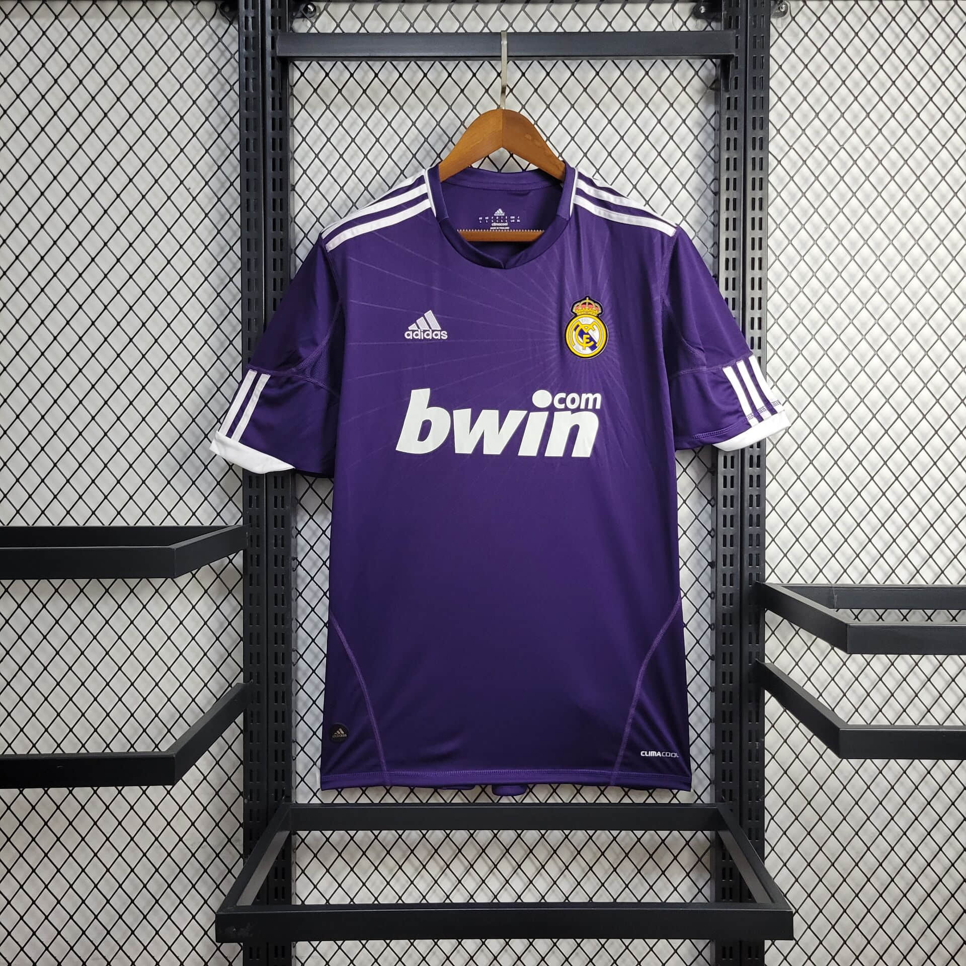 d3ccbc4b74ccc341e39335819063df6e.jpg 2010/2011 Retro Real Madrid Third Away Football Shirt 1:1 Thai Quality - Image 1