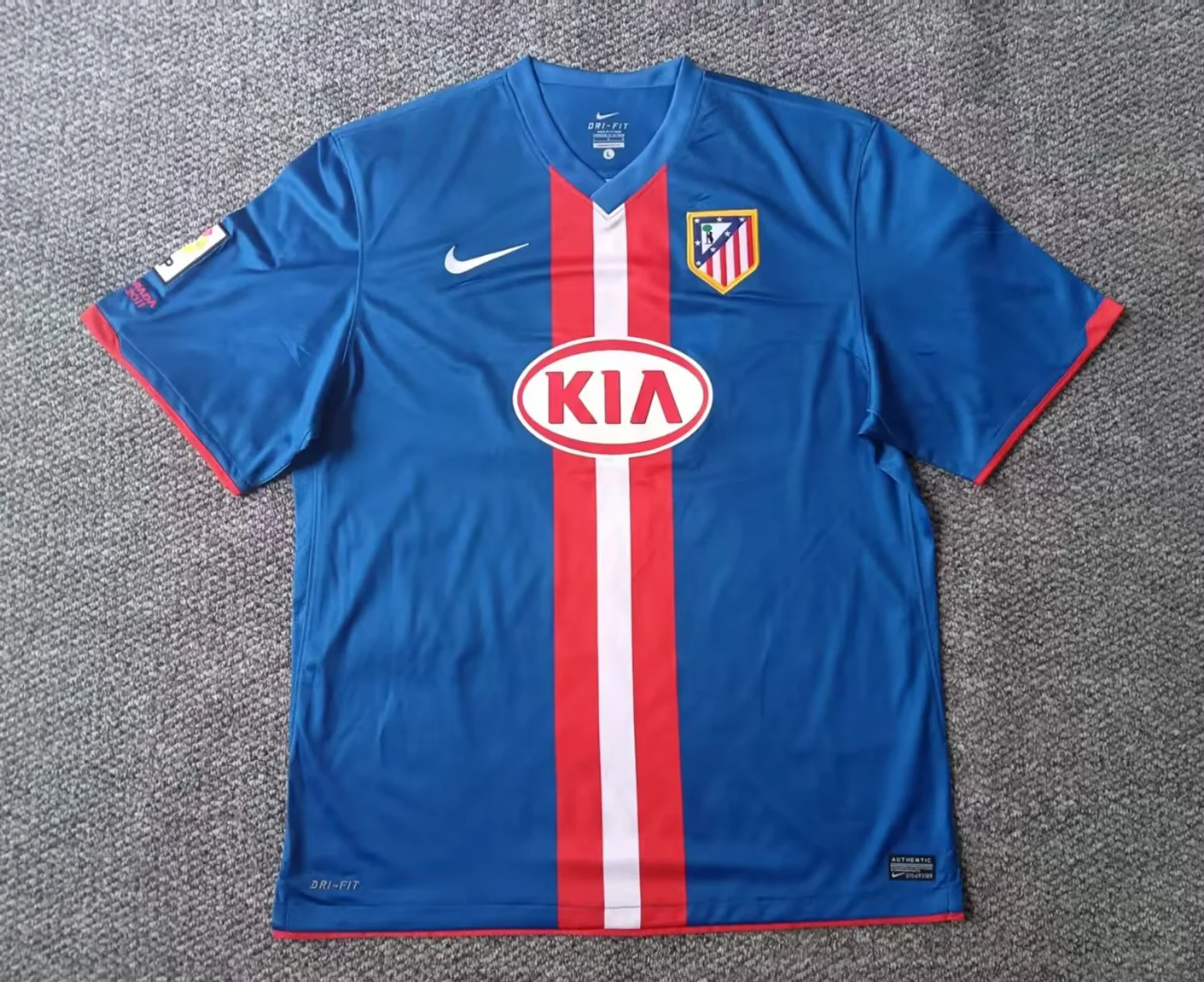d8c890829bb7ca6a156e6806402ed862.webp 2010/2011 Retro Atletico Madrid Away Football Shirt 1:1 Thai Quality - Image 1