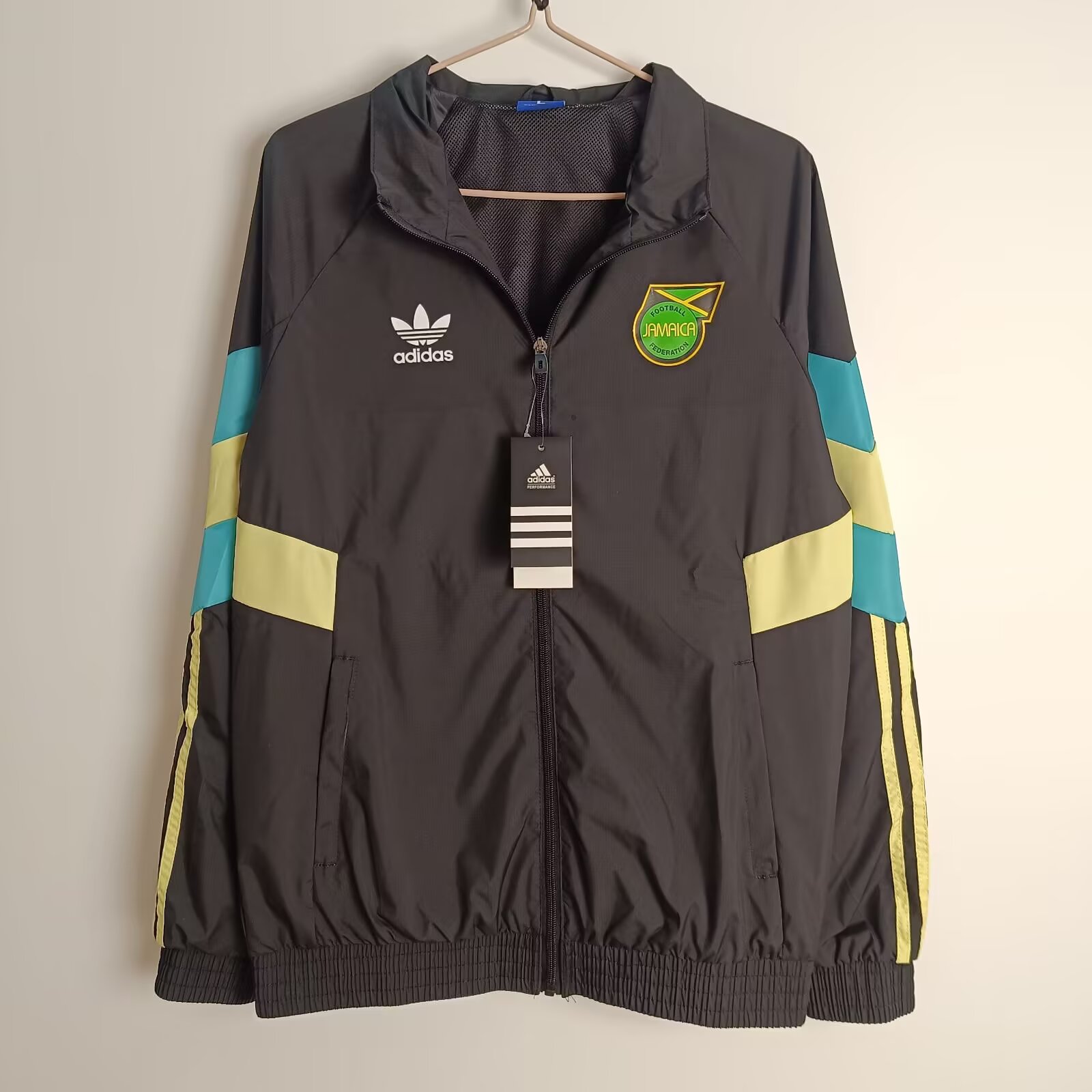 d900e07fcea0e3a9e0b3e7183b256757.jpg 2025/2026 Jamaica Windbreaker Football Shirt - Image 1