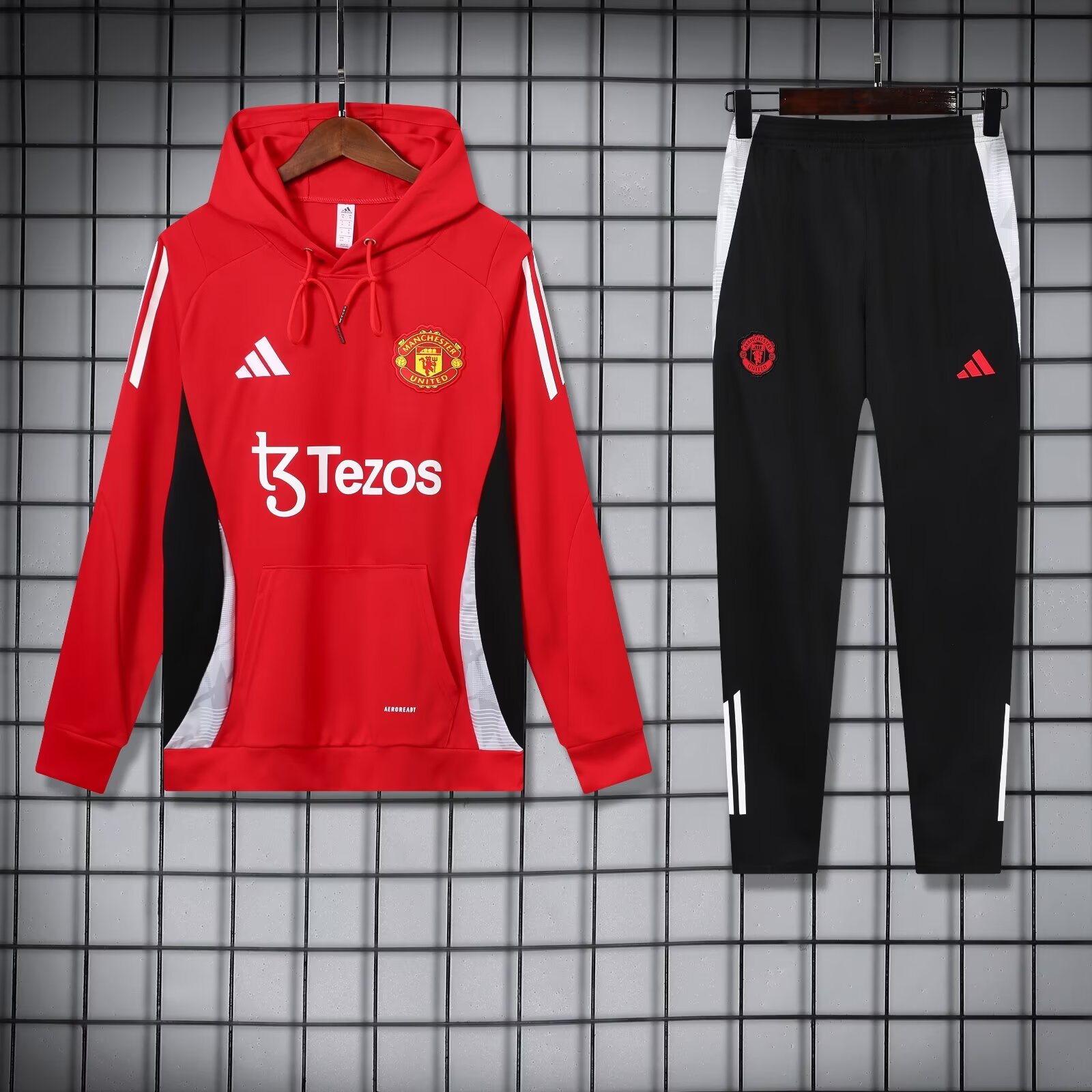 dc8350b3b2584622706055f9fb995623.jpg 2024/2025 Manchester United Hooded Long Sleeves Training Suit Red Football Shirt - Image 1