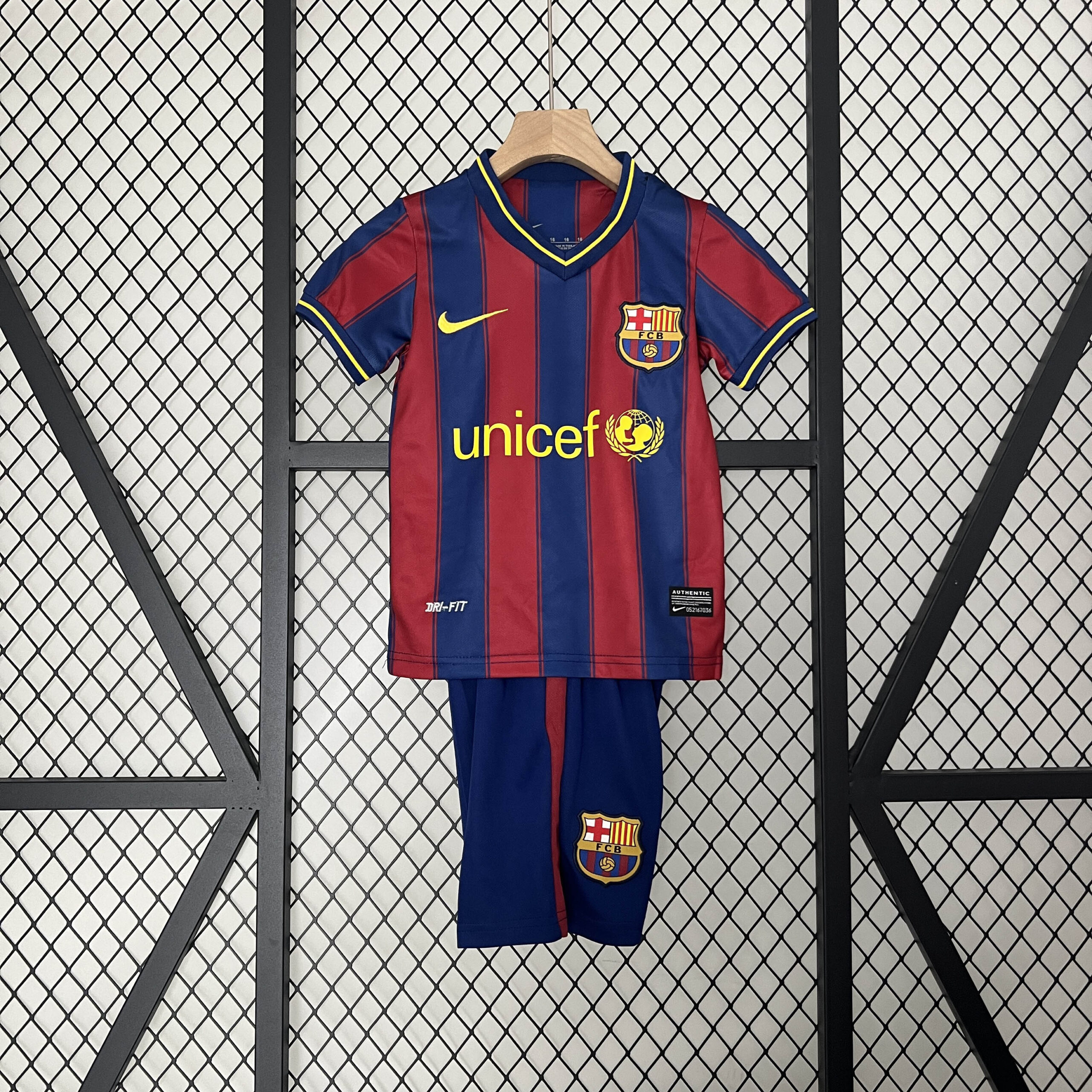 dcfeb670c0bd5d14fb91afbca4101aba.jpeg 2009/2010 Retro Barcelona Home Football Shirt Kids Size 1:1 Thai Quality - Image 1