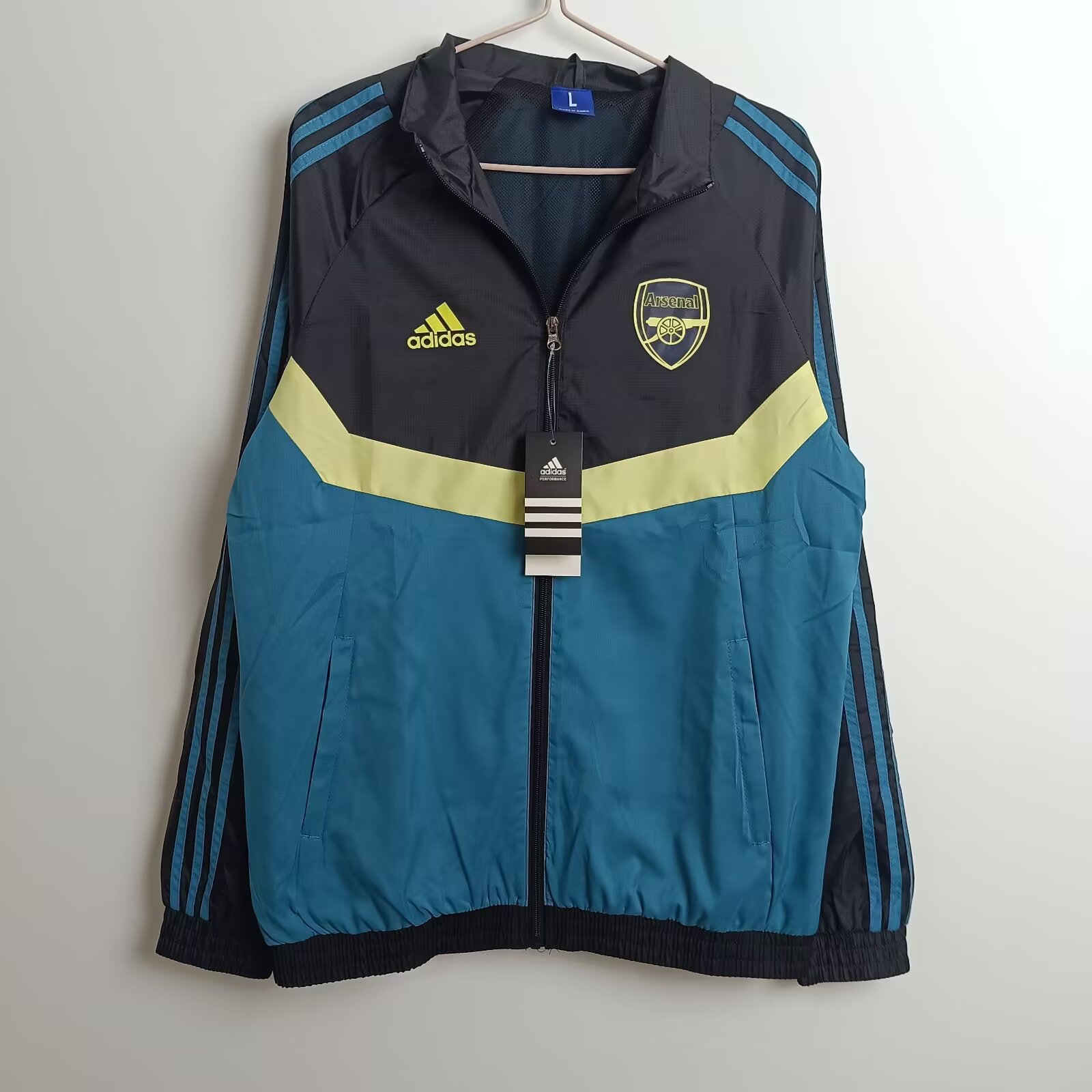 e322ae6979f7f629d39e2dd80b864821.jpg 2025/2026 Boca Juniors Windbreaker Football Shirt - Image 1