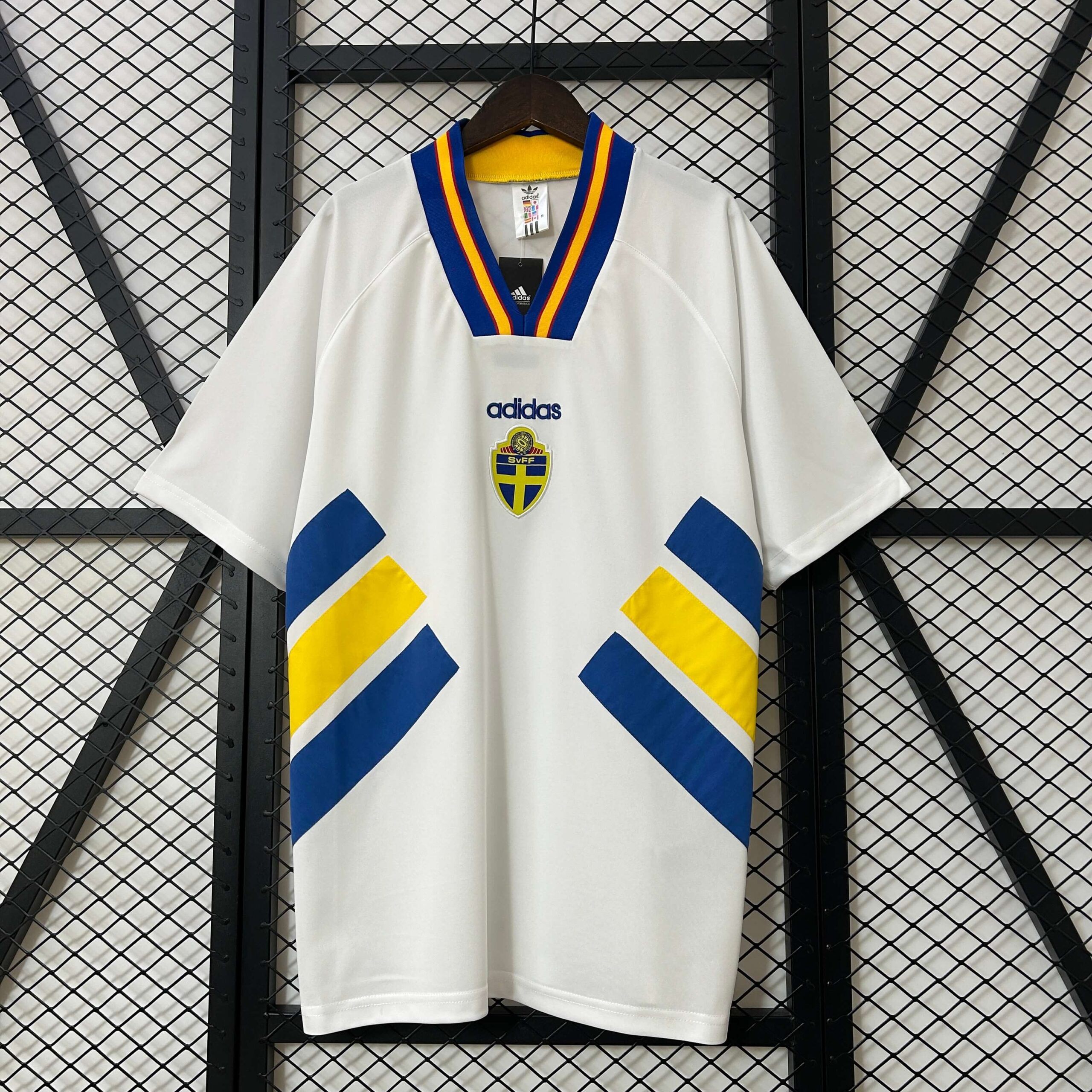 e52eca00cae5719986fdc1ecd0f4953d.jpg 1994 Retro Sweden Away Football Shirt 1:1 Thai Quality - Image 1