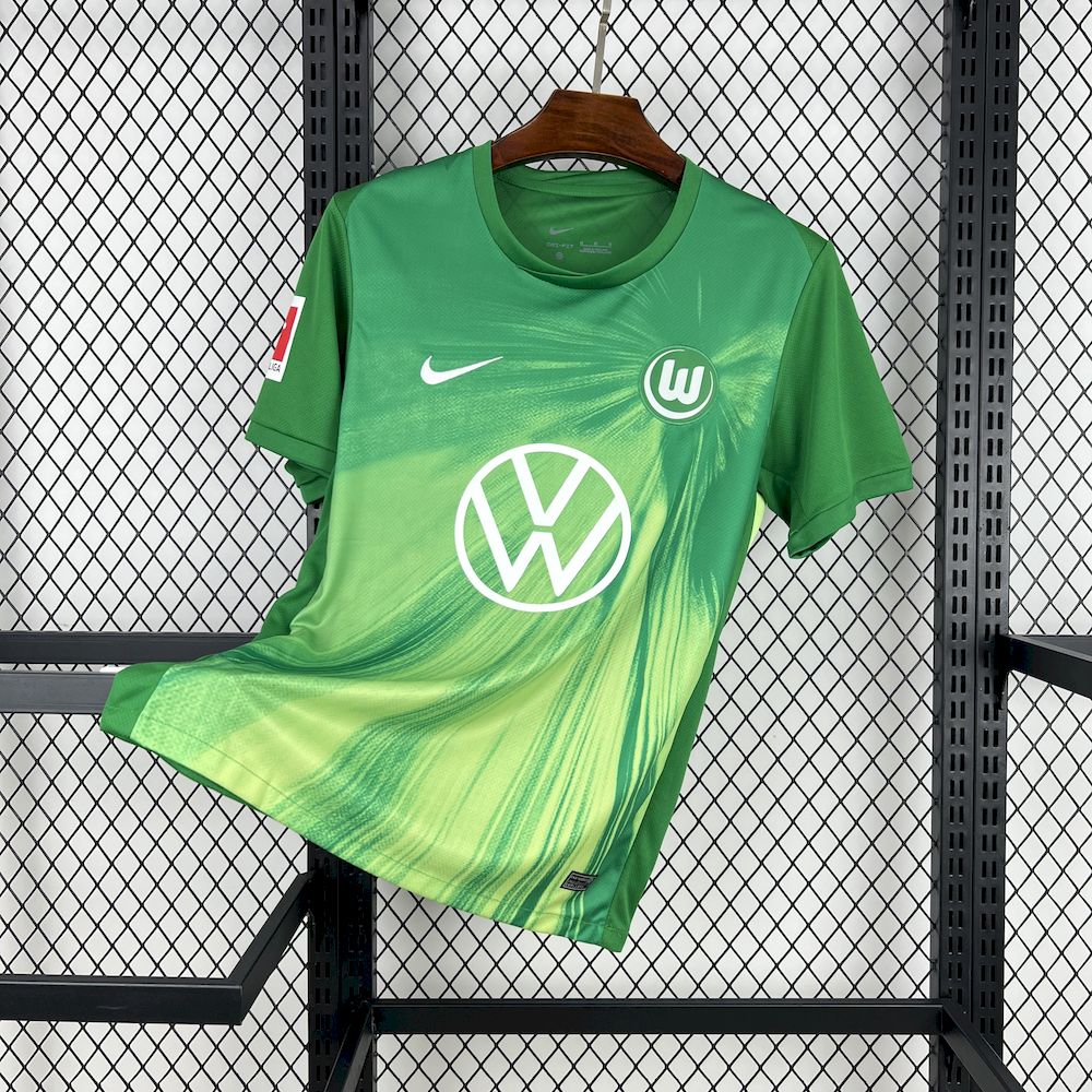 e75dce68d06294b2c85ae5990637b342.jpg 2025/2026 VfL Wolfsburg Home Football Shirt 1:1 Thai Quality - Image 1