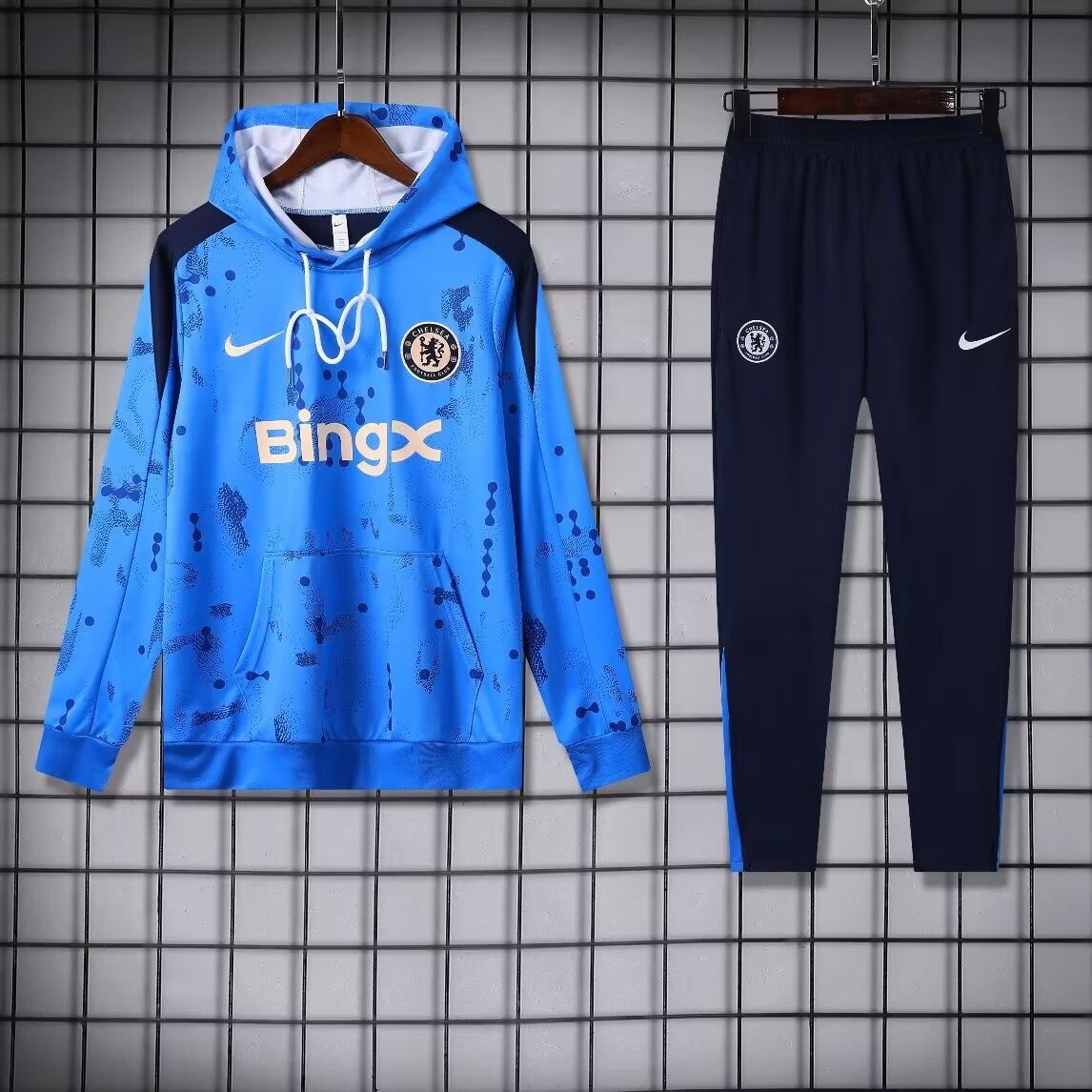 ef968432aab373a7b8846818759b4092.jpg 2024/2025 Chelsea Hooded Long Sleeves Training Suit Blue Football Shirt - Image 1