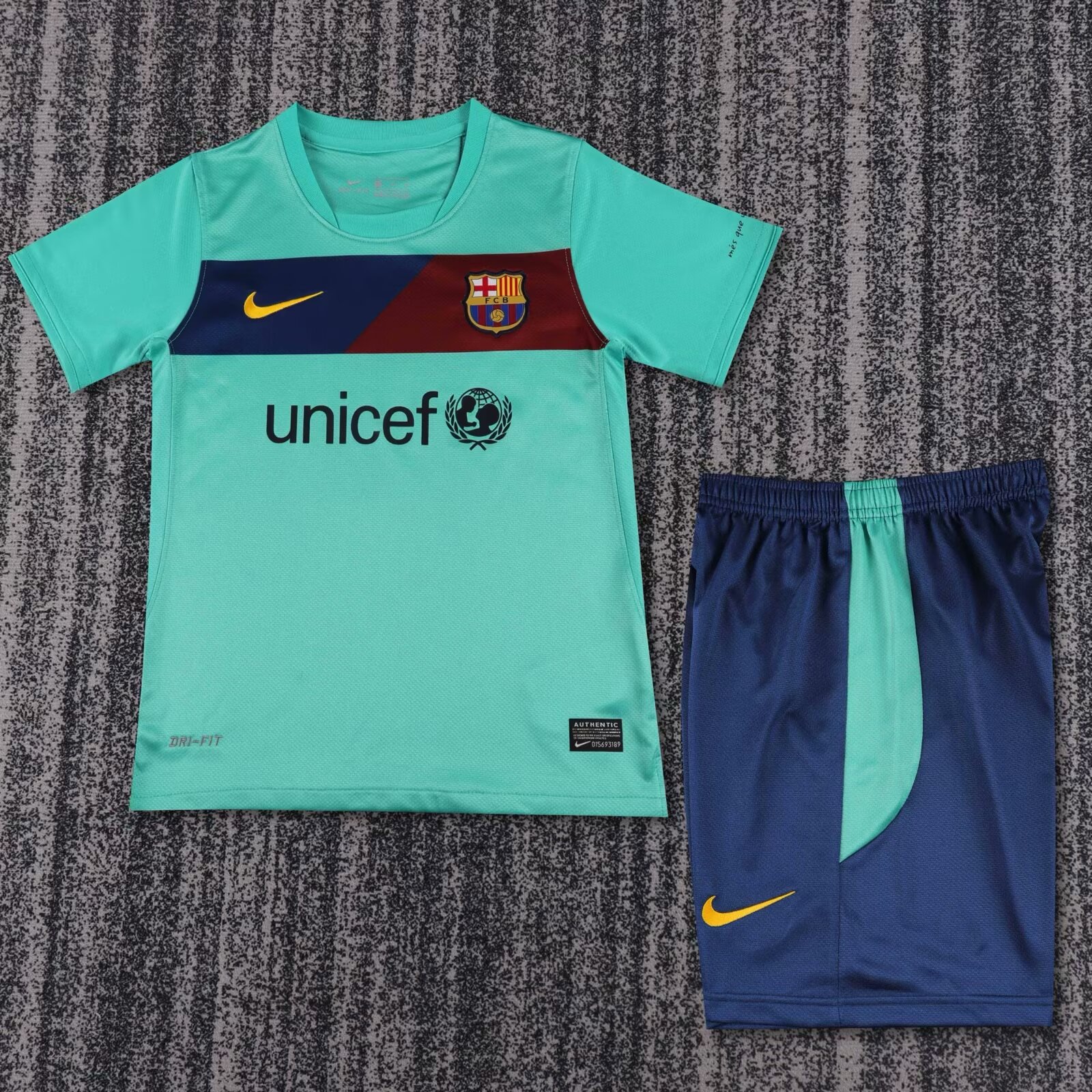 f2156857f7571f04e863148d642e41e9.jpg 2010/2011 Retro Barcelona Away Football Shirt Kids Size 1:1 Thai Quality - Image 1