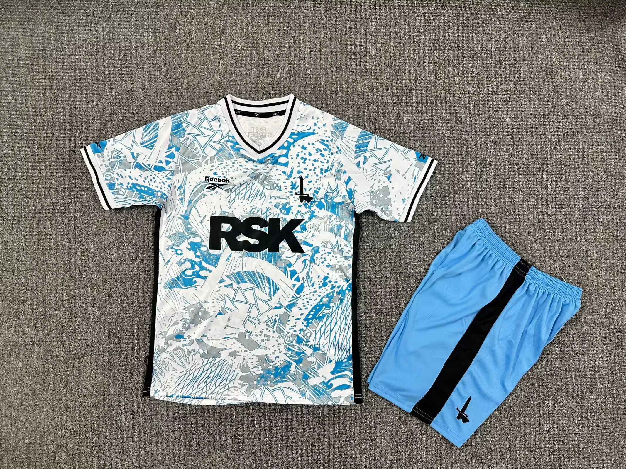 ffaa9f92266dcb8c25dc09d09c2c1886.webp 2025/2026 Charlton Athletic Away Football Shirt Kids Size 1:1 Thai Quality - Image 1